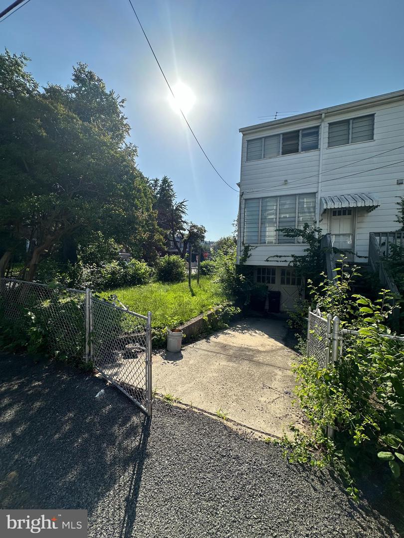 1122 HOLBROOK ST NE, WASHINGTON, District Of Columbia 20002, 3 Bedrooms Bedrooms, ,1 BathroomBathrooms,Residential,For sale,1122 HOLBROOK ST NE,DCDC2248244 MLS # DCDC2248244