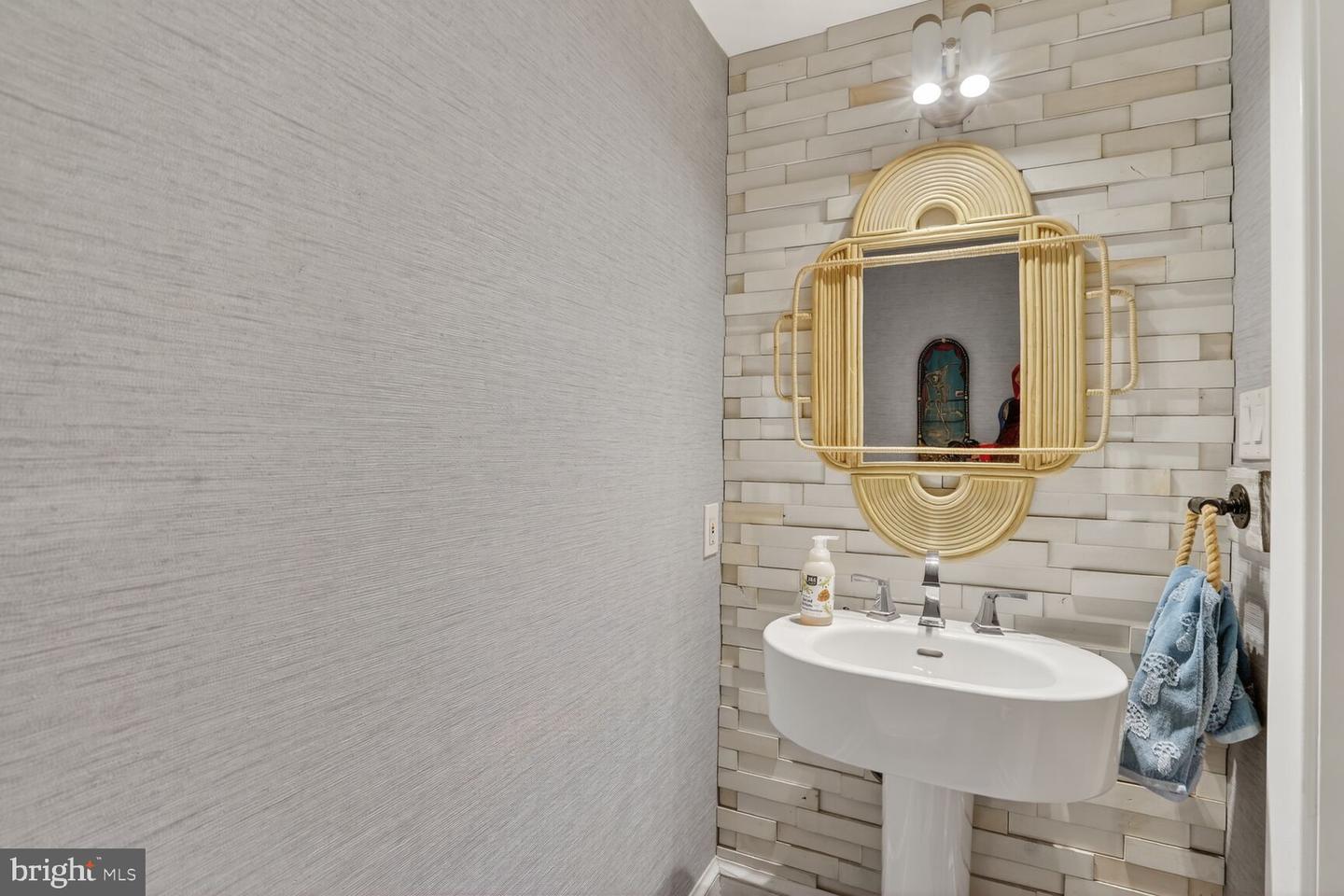 5723 27TH ST N, ARLINGTON, Virginia 22207, 4 Bedrooms Bedrooms, ,3 BathroomsBathrooms,Residential,For sale,5723 27TH ST N,VAAR2069422 MLS # VAAR2069422