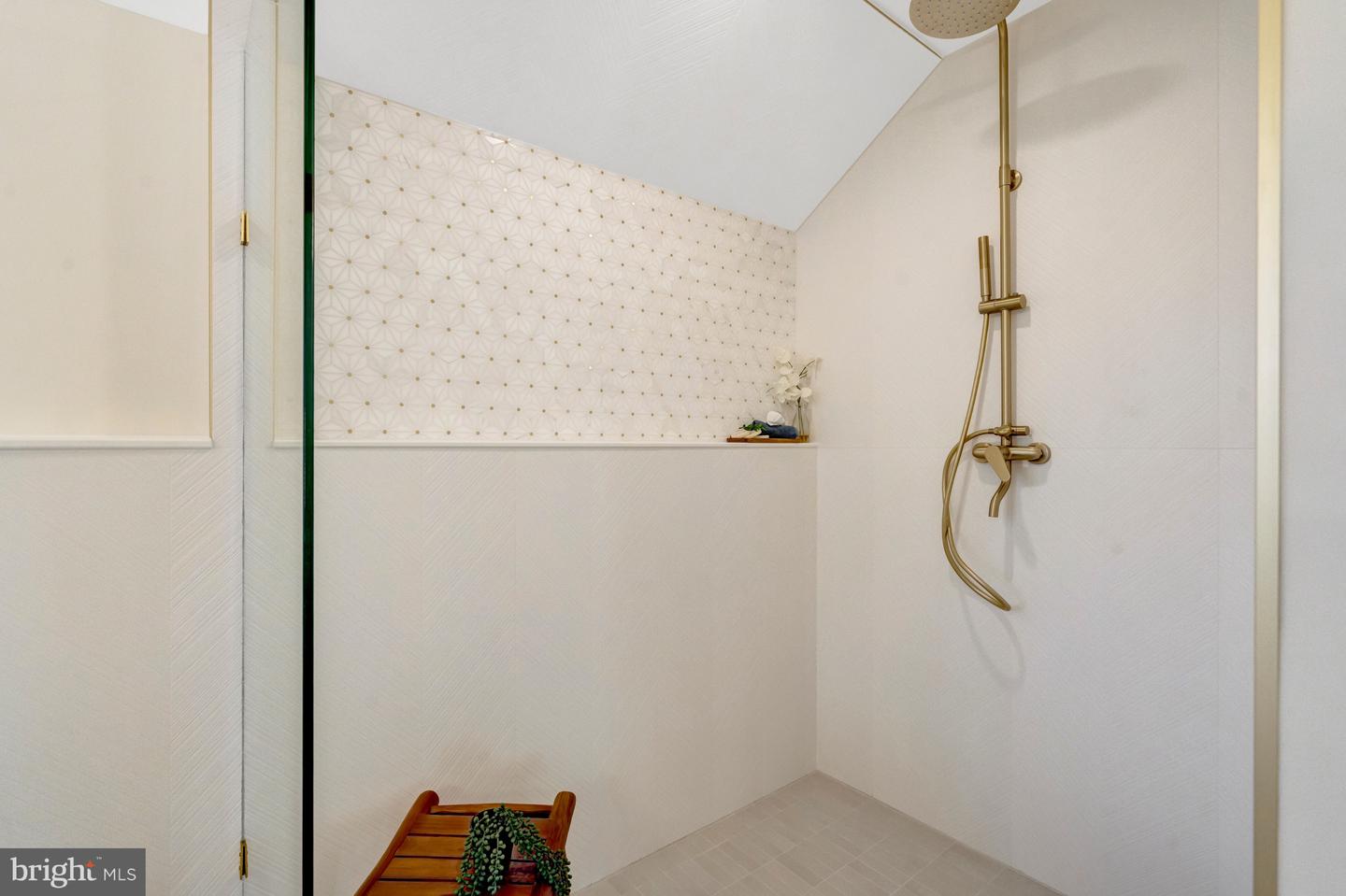 1318 KURTZ RD, MCLEAN, Virginia 22101, 6 Bedrooms Bedrooms, ,5 BathroomsBathrooms,Residential,For sale,1318 KURTZ RD,VAFX2274188 MLS # VAFX2274188