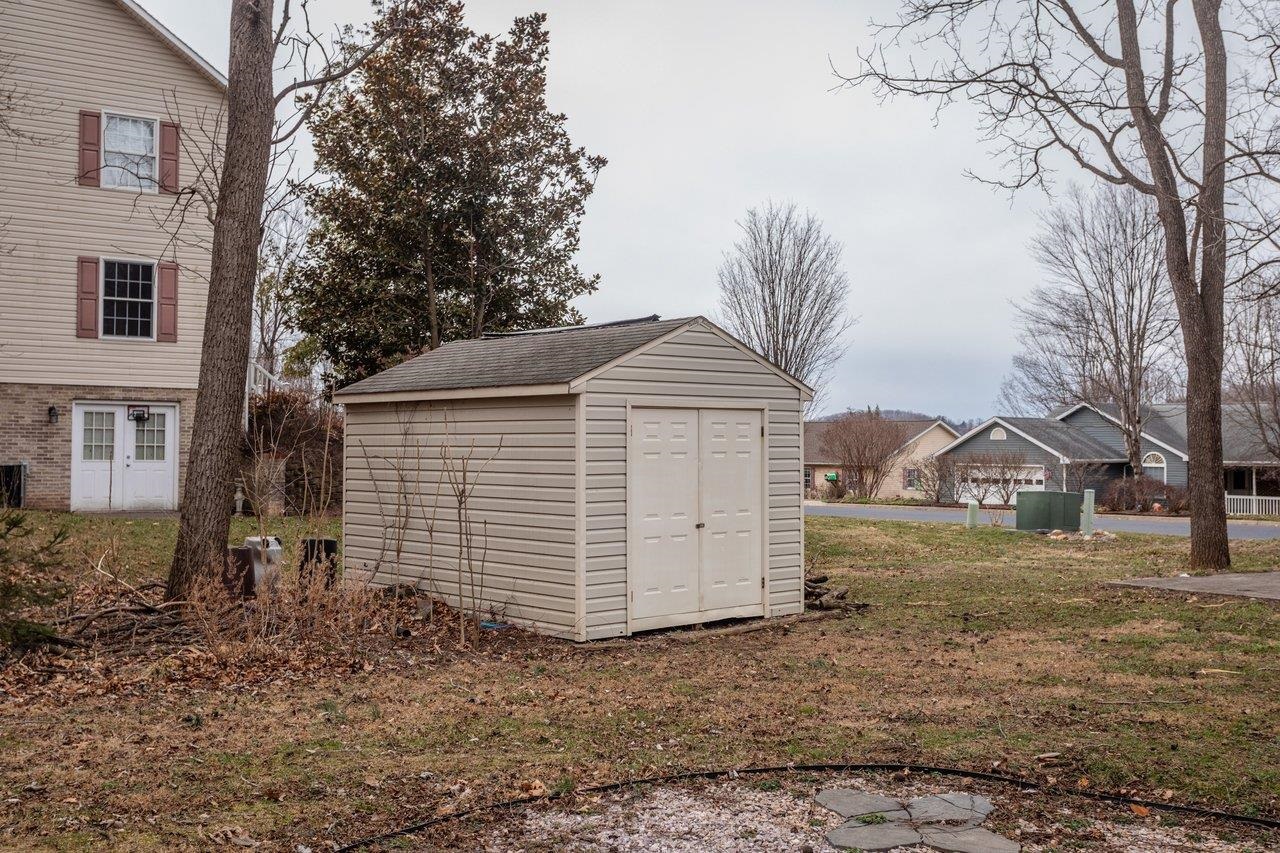 4039 CANNERY WOODS DR, BRIDGEWATER, Virginia 22812, 4 Bedrooms Bedrooms, ,3 BathroomsBathrooms,Residential,4 Bedrooms - 3.5 Baths - Finished Walkout Basement,4039 CANNERY WOODS DR,673868 MLS # 673868