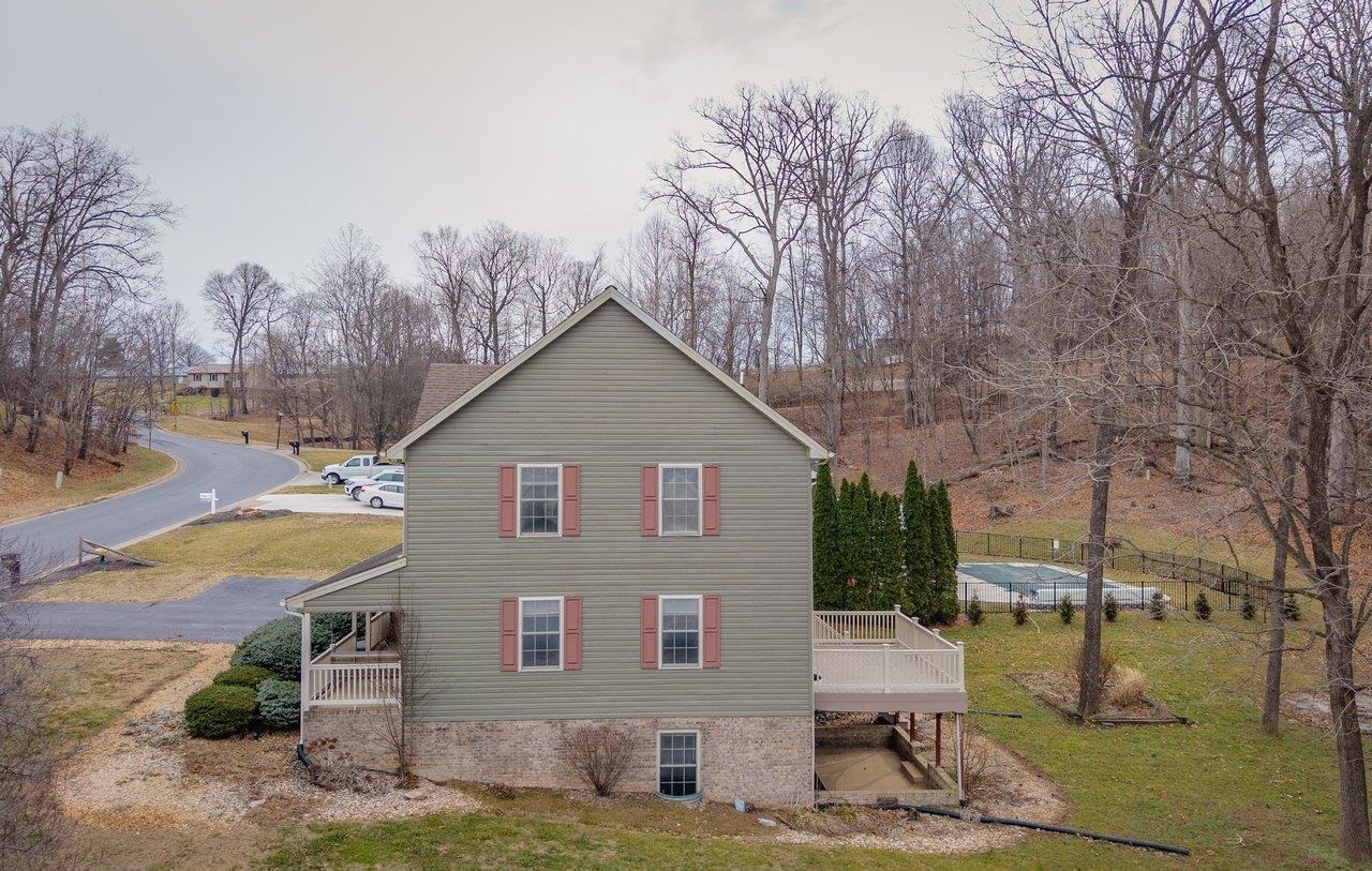 4039 CANNERY WOODS DR, BRIDGEWATER, Virginia 22812, 4 Bedrooms Bedrooms, ,3 BathroomsBathrooms,Residential,4 Bedrooms - 3.5 Baths - Finished Walkout Basement,4039 CANNERY WOODS DR,673868 MLS # 673868