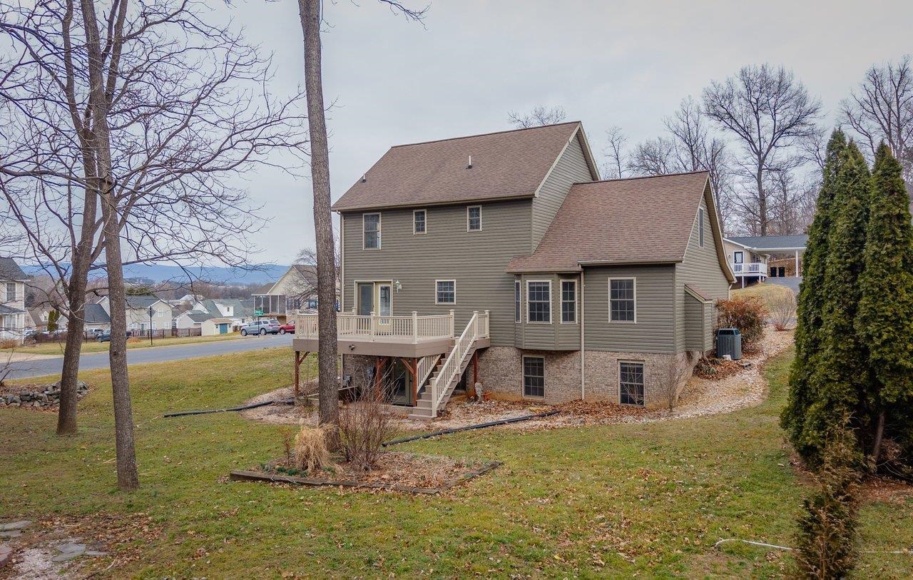 4039 CANNERY WOODS DR, BRIDGEWATER, Virginia 22812, 4 Bedrooms Bedrooms, ,3 BathroomsBathrooms,Residential,4 Bedrooms - 3.5 Baths - Finished Walkout Basement,4039 CANNERY WOODS DR,673868 MLS # 673868