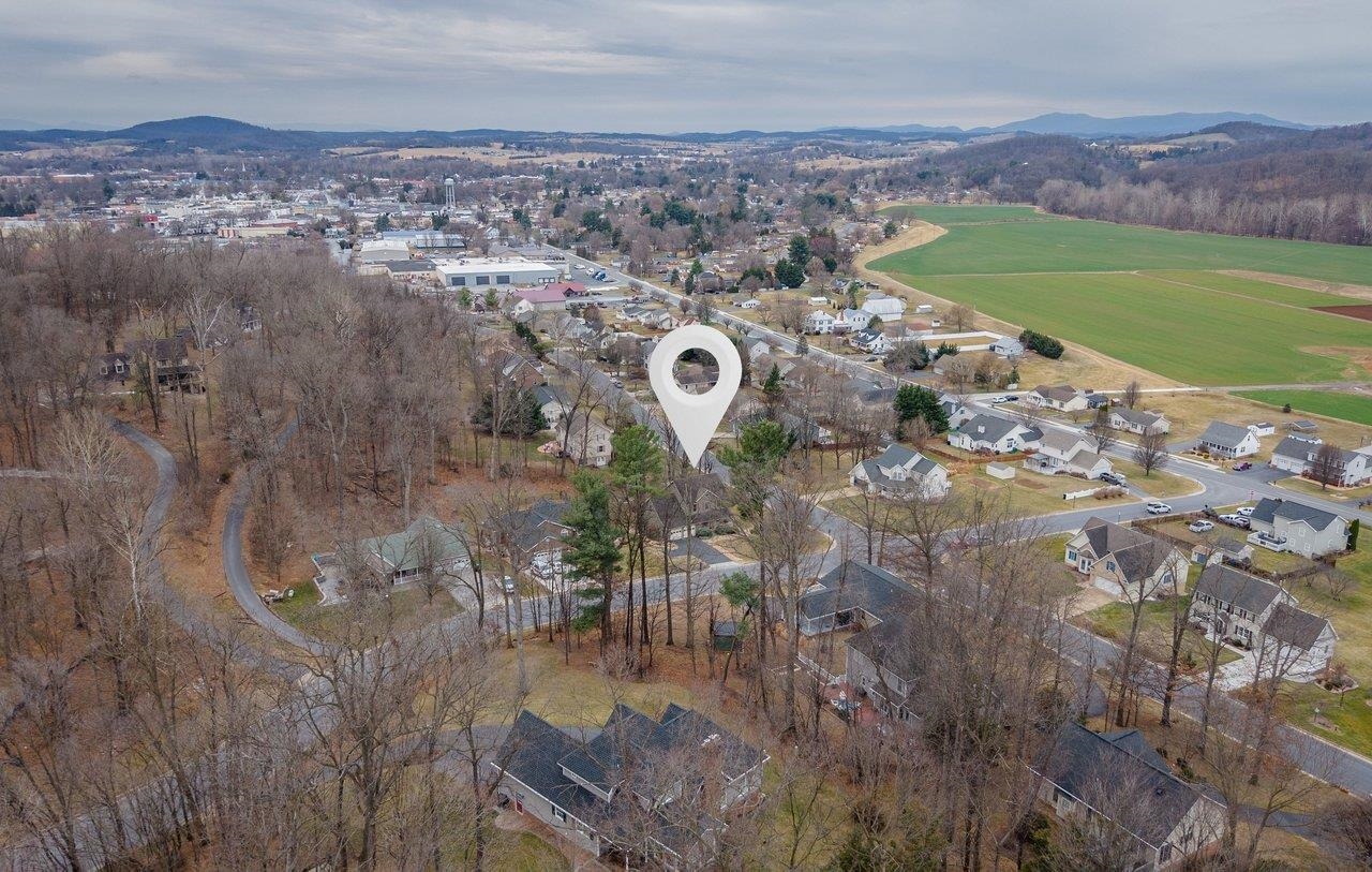 4039 CANNERY WOODS DR, BRIDGEWATER, Virginia 22812, 4 Bedrooms Bedrooms, ,3 BathroomsBathrooms,Residential,4 Bedrooms - 3.5 Baths - Finished Walkout Basement,4039 CANNERY WOODS DR,673868 MLS # 673868