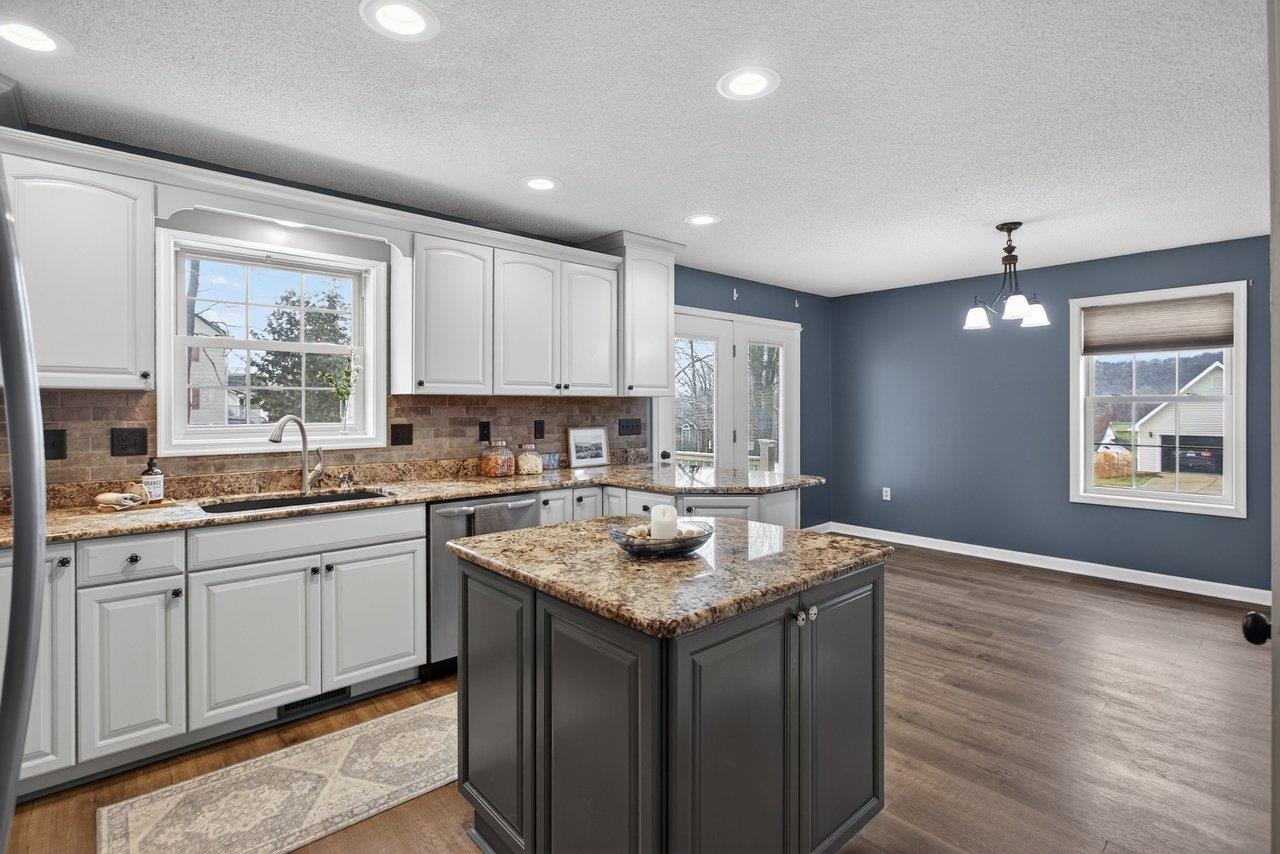 4039 CANNERY WOODS DR, BRIDGEWATER, Virginia 22812, 4 Bedrooms Bedrooms, ,3 BathroomsBathrooms,Residential,4 Bedrooms - 3.5 Baths - Finished Walkout Basement,4039 CANNERY WOODS DR,673868 MLS # 673868