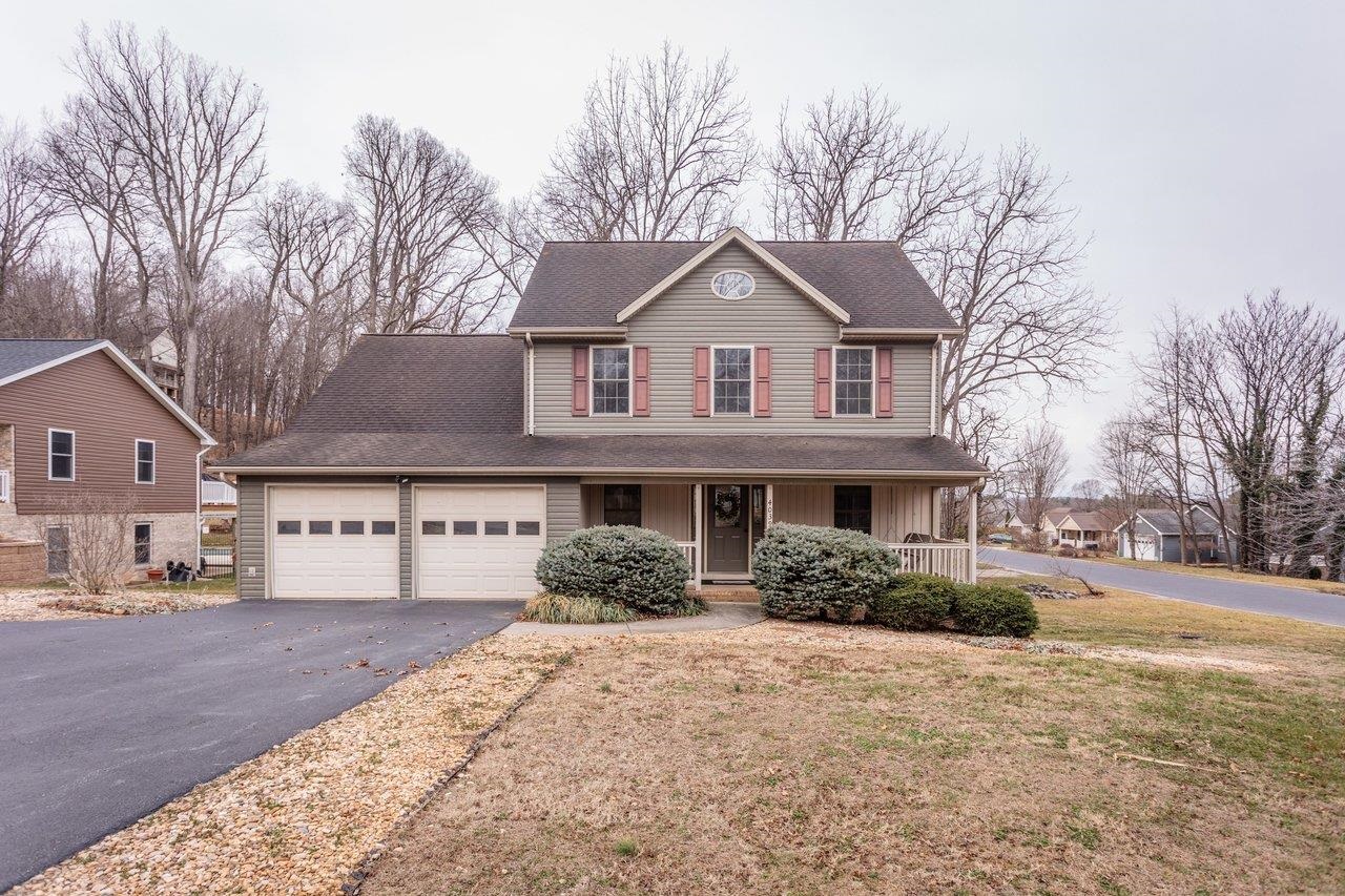 *vinyl siding and brick foundation