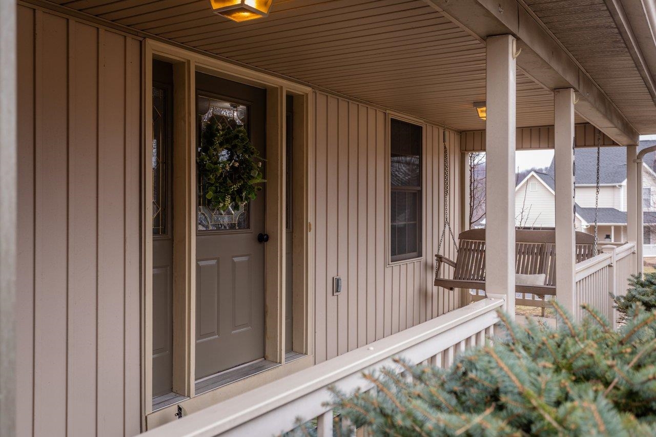 4039 CANNERY WOODS DR, BRIDGEWATER, Virginia 22812, 4 Bedrooms Bedrooms, ,3 BathroomsBathrooms,Residential,4 Bedrooms - 3.5 Baths - Finished Walkout Basement,4039 CANNERY WOODS DR,673868 MLS # 673868