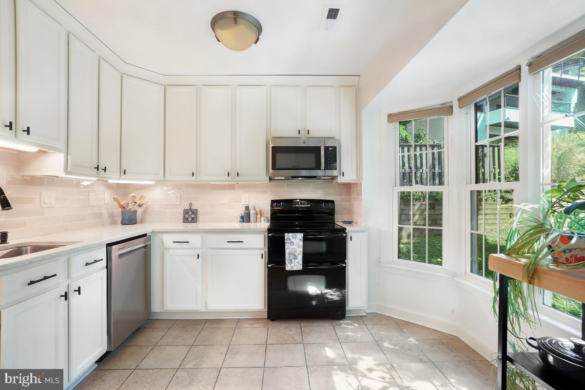 4607 MACARTHUR BLVD NW #B, WASHINGTON, District Of Columbia 20007, 2 Bedrooms Bedrooms, ,2 BathroomsBathrooms,Residential,For sale,4607 MACARTHUR BLVD NW #B,DCDC2246720 MLS # DCDC2246720