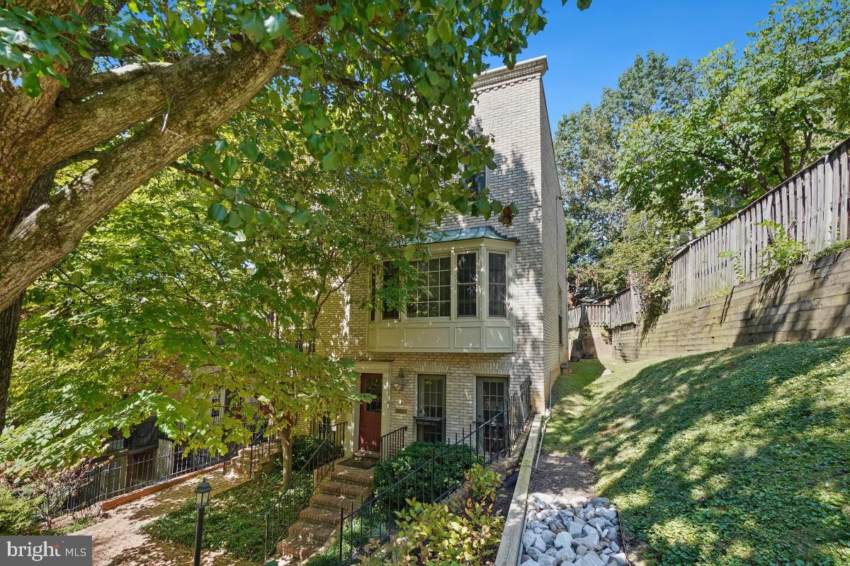 4607 MACARTHUR BLVD NW #B, WASHINGTON, District Of Columbia 20007, 2 Bedrooms Bedrooms, ,2 BathroomsBathrooms,Residential,For sale,4607 MACARTHUR BLVD NW #B,DCDC2246720 MLS # DCDC2246720