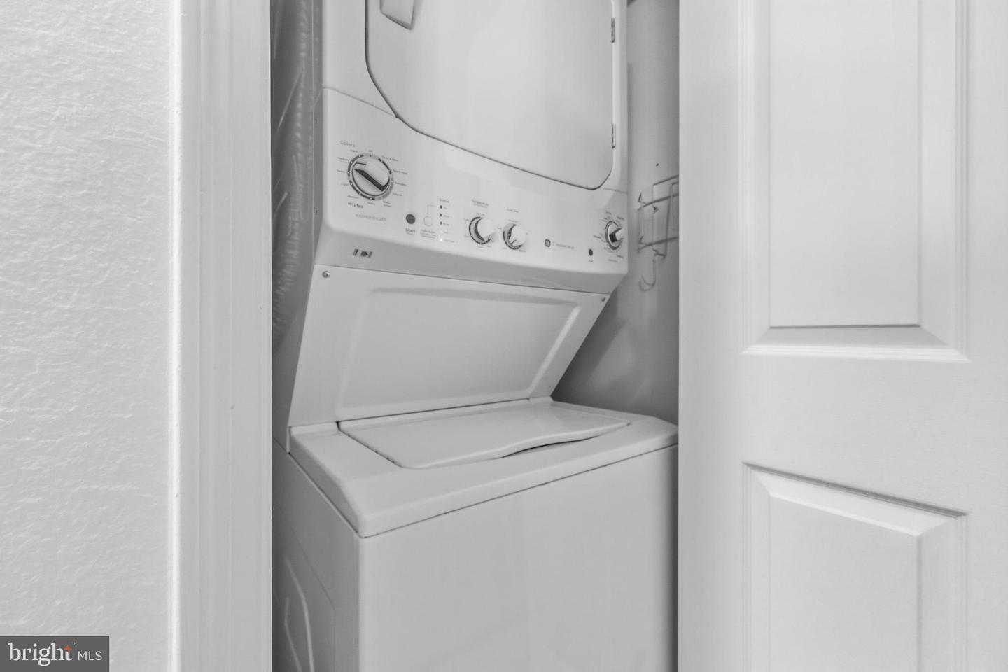 3307 WYNDHAM CIR #1160, ALEXANDRIA, Virginia 22302, 1 Bedroom Bedrooms, ,1 BathroomBathrooms,Residential,For sale,3307 WYNDHAM CIR #1160,VAAX2054400 MLS # VAAX2054400