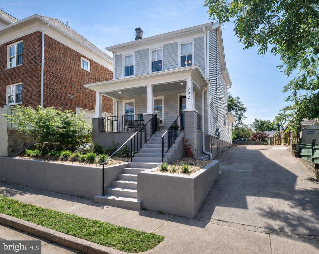 202 FREDERICK ST, FREDERICKSBURG, Virginia 22401, 3 Bedrooms Bedrooms, ,3 BathroomsBathrooms,Residential,For sale,202 FREDERICK ST,VAFB2009710 MLS # VAFB2009710