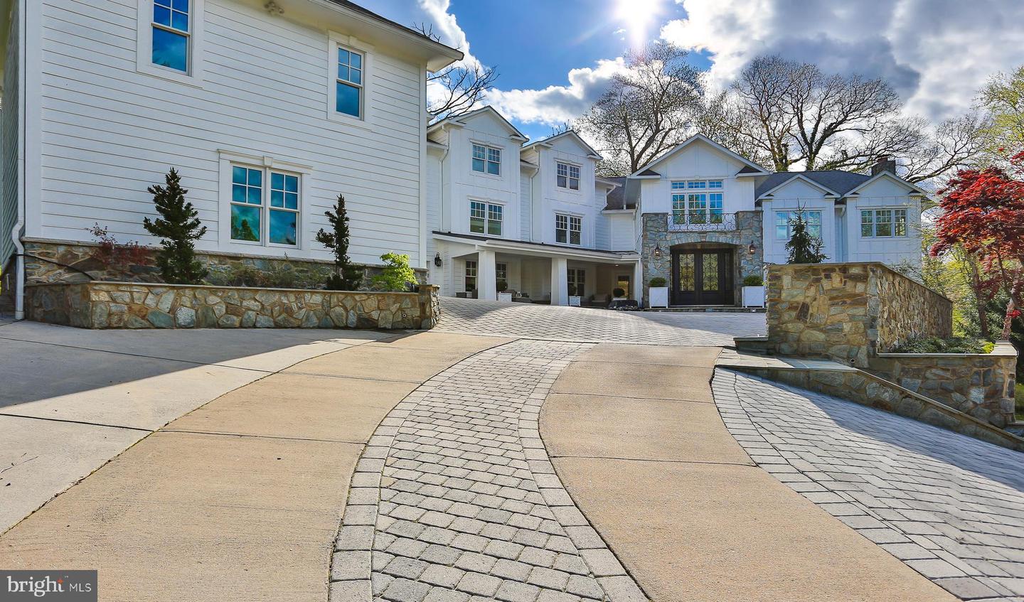 6329 LINWAY TER, MCLEAN, Virginia 22101, 8 Bedrooms Bedrooms, ,7 BathroomsBathrooms,Residential,For sale,6329 LINWAY TER,VAFX2293346 MLS # VAFX2293346