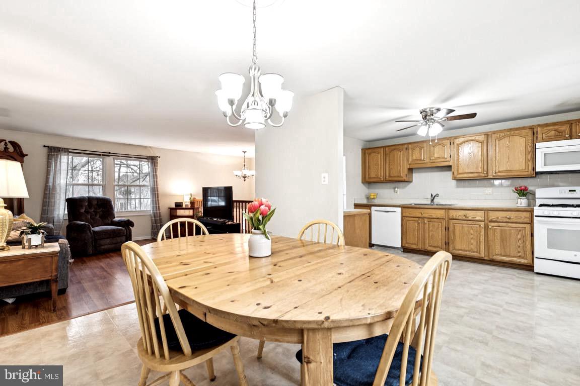 2405 TATNUCK CT, HERNDON, Virginia 20171, 5 Bedrooms Bedrooms, ,3 BathroomsBathrooms,Residential,For sale,2405 TATNUCK CT,VAFX2293528 MLS # VAFX2293528