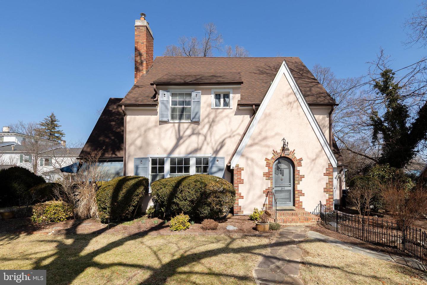 200 & 210 W FAIRFAX LN, WINCHESTER, Virginia 22601, 5 Bedrooms Bedrooms, ,3 BathroomsBathrooms,Residential,For sale,200 & 210 W FAIRFAX LN,VAWI2010072 MLS # VAWI2010072