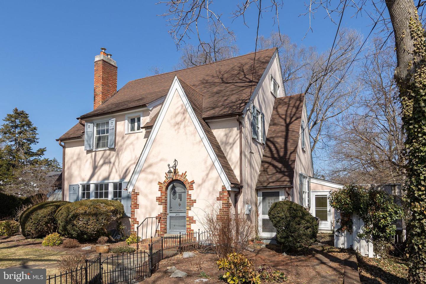 200 & 210 W FAIRFAX LN, WINCHESTER, Virginia 22601, 5 Bedrooms Bedrooms, ,3 BathroomsBathrooms,Residential,For sale,200 & 210 W FAIRFAX LN,VAWI2010072 MLS # VAWI2010072