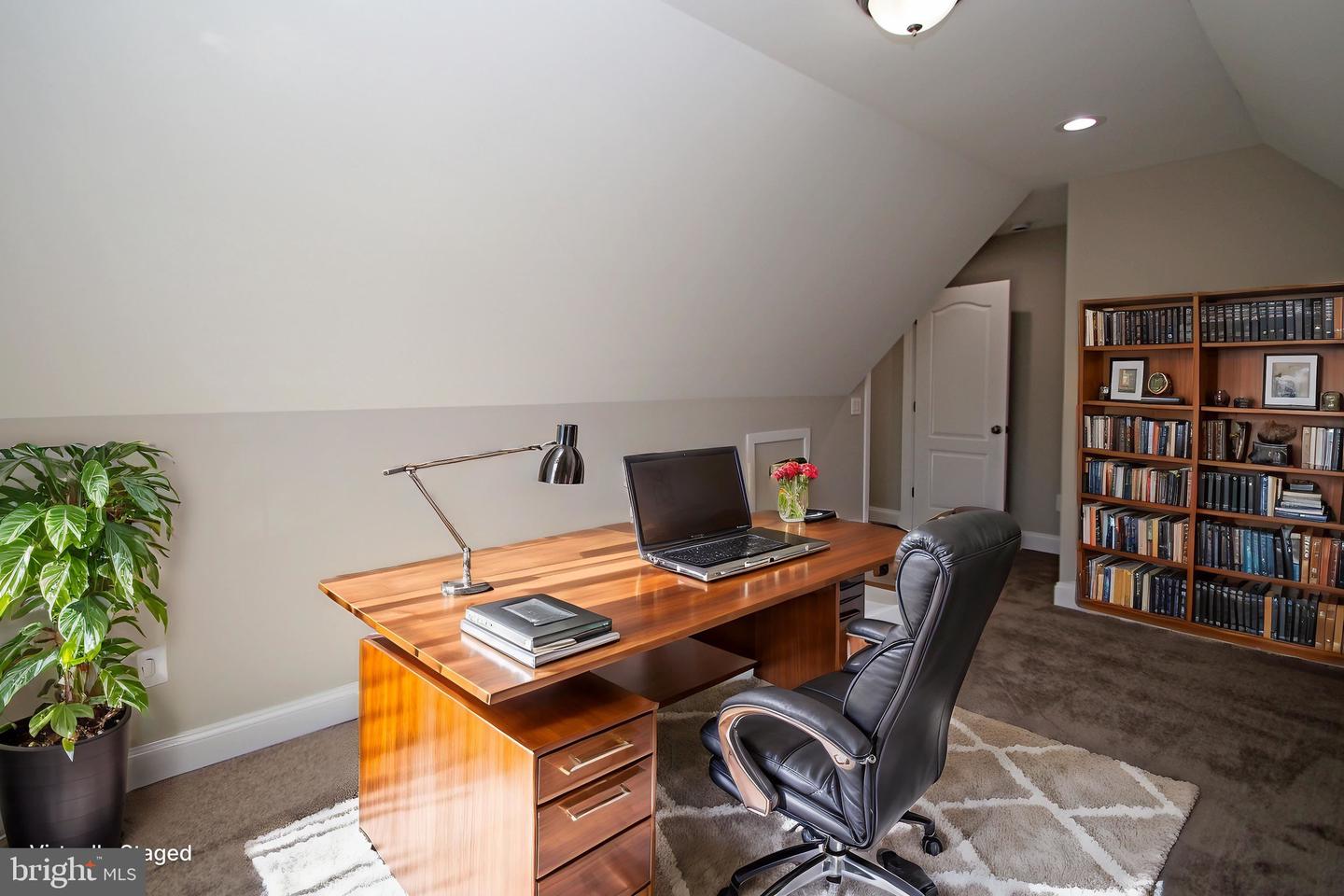 2060 WILLOW HILL DR, HARRISONBURG, Virginia 22801, 5 Bedrooms Bedrooms, ,3 BathroomsBathrooms,Residential,For sale,2060 WILLOW HILL DR,VAHC2000568 MLS # VAHC2000568