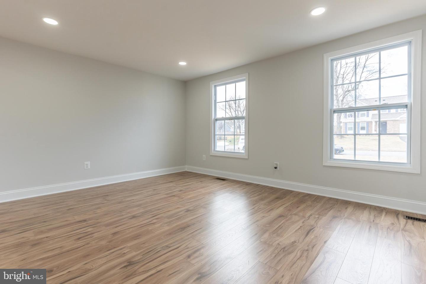 214 LESLIE CT, STERLING, Virginia 20164, 4 Bedrooms Bedrooms, ,3 BathroomsBathrooms,Residential,For sale,214 LESLIE CT,VALO2117212 MLS # VALO2117212