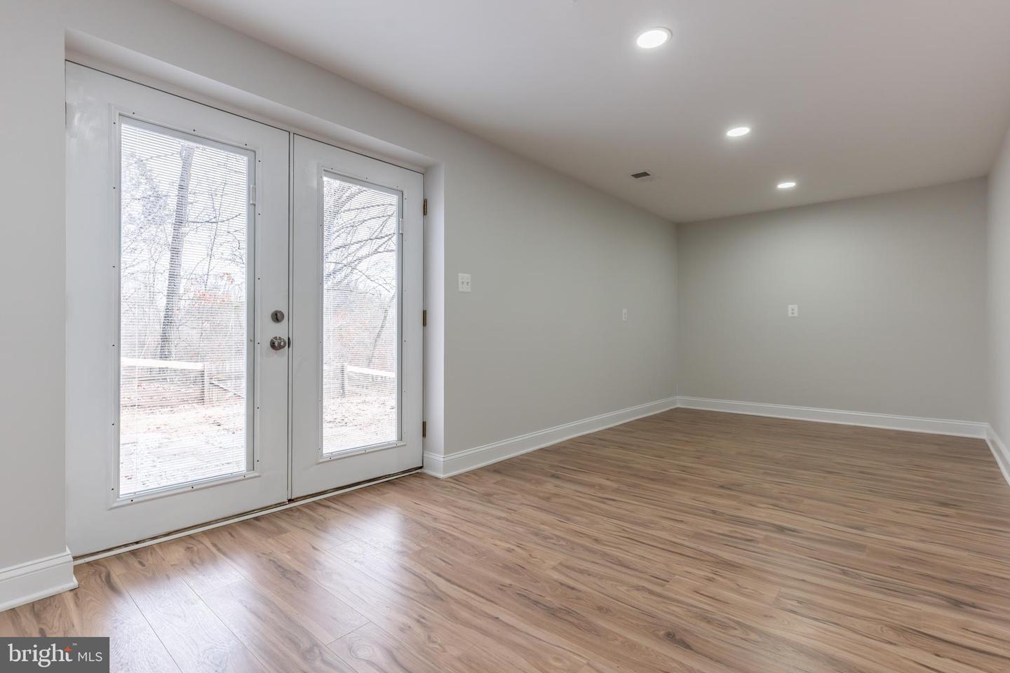 214 LESLIE CT, STERLING, Virginia 20164, 4 Bedrooms Bedrooms, ,3 BathroomsBathrooms,Residential,For sale,214 LESLIE CT,VALO2117212 MLS # VALO2117212