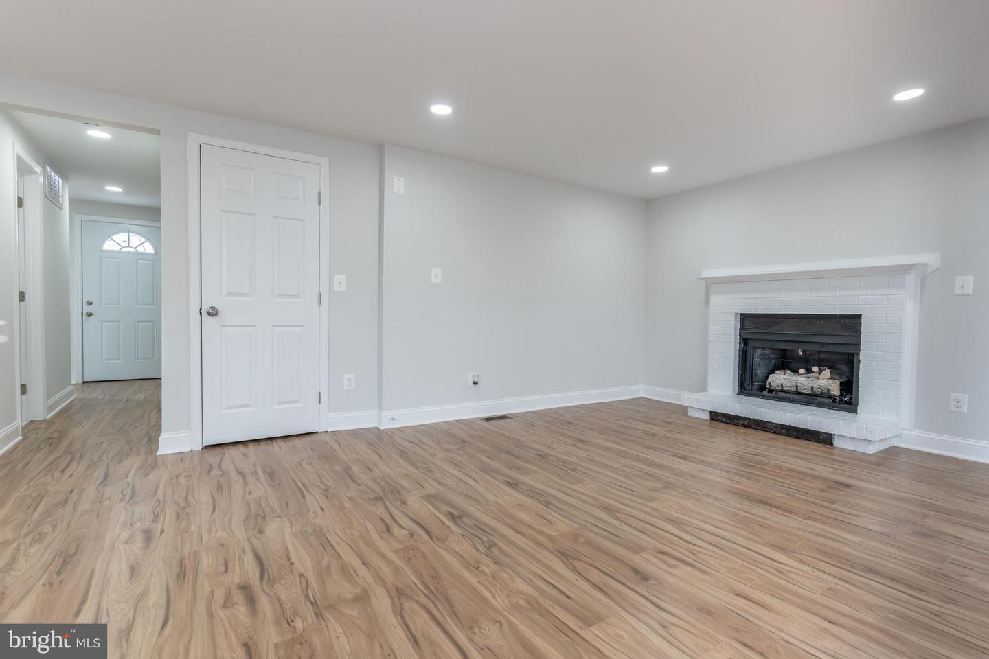 214 LESLIE CT, STERLING, Virginia 20164, 4 Bedrooms Bedrooms, ,3 BathroomsBathrooms,Residential,For sale,214 LESLIE CT,VALO2117212 MLS # VALO2117212