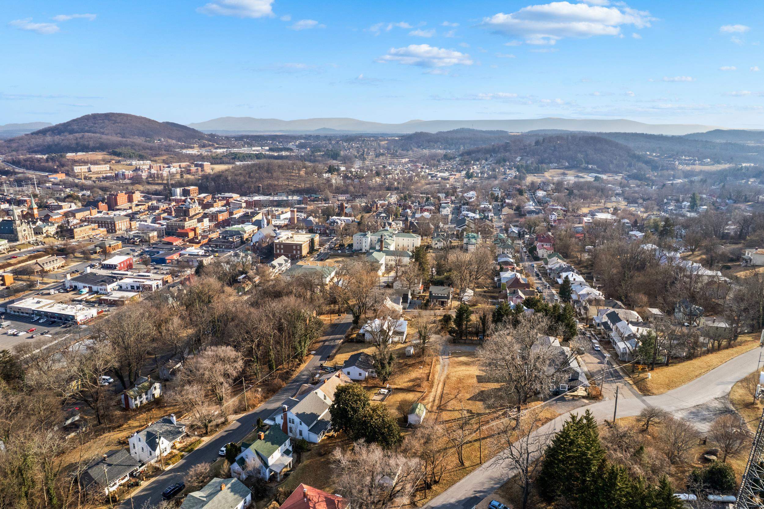 317 N MADISON ST, STAUNTON, Virginia 24401, 3 Bedrooms Bedrooms, ,2 BathroomsBathrooms,Residential,317 N MADISON ST,673895 MLS # 673895