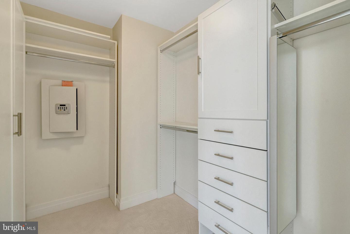 8220 CRESTWOOD HEIGHTS DR #812, MCLEAN, Virginia 22102, 2 Bedrooms Bedrooms, ,2 BathroomsBathrooms,Residential,For sale,8220 CRESTWOOD HEIGHTS DR #812,VAFX2289916 MLS # VAFX2289916