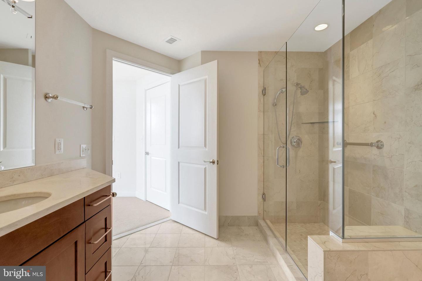 8220 CRESTWOOD HEIGHTS DR #812, MCLEAN, Virginia 22102, 2 Bedrooms Bedrooms, ,2 BathroomsBathrooms,Residential,For sale,8220 CRESTWOOD HEIGHTS DR #812,VAFX2289916 MLS # VAFX2289916