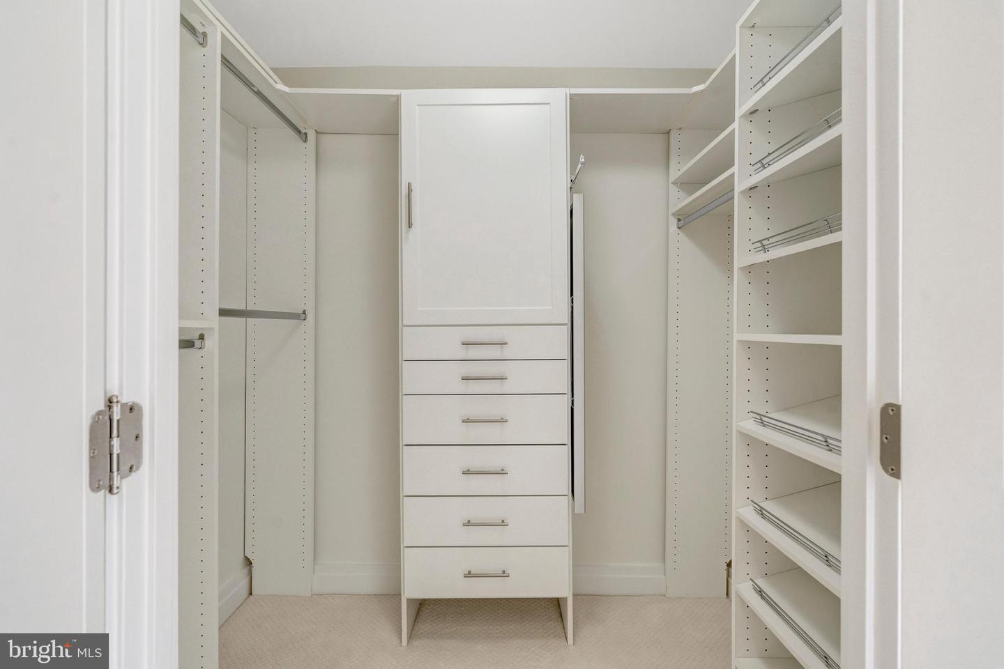 8220 CRESTWOOD HEIGHTS DR #812, MCLEAN, Virginia 22102, 2 Bedrooms Bedrooms, ,2 BathroomsBathrooms,Residential,For sale,8220 CRESTWOOD HEIGHTS DR #812,VAFX2289916 MLS # VAFX2289916