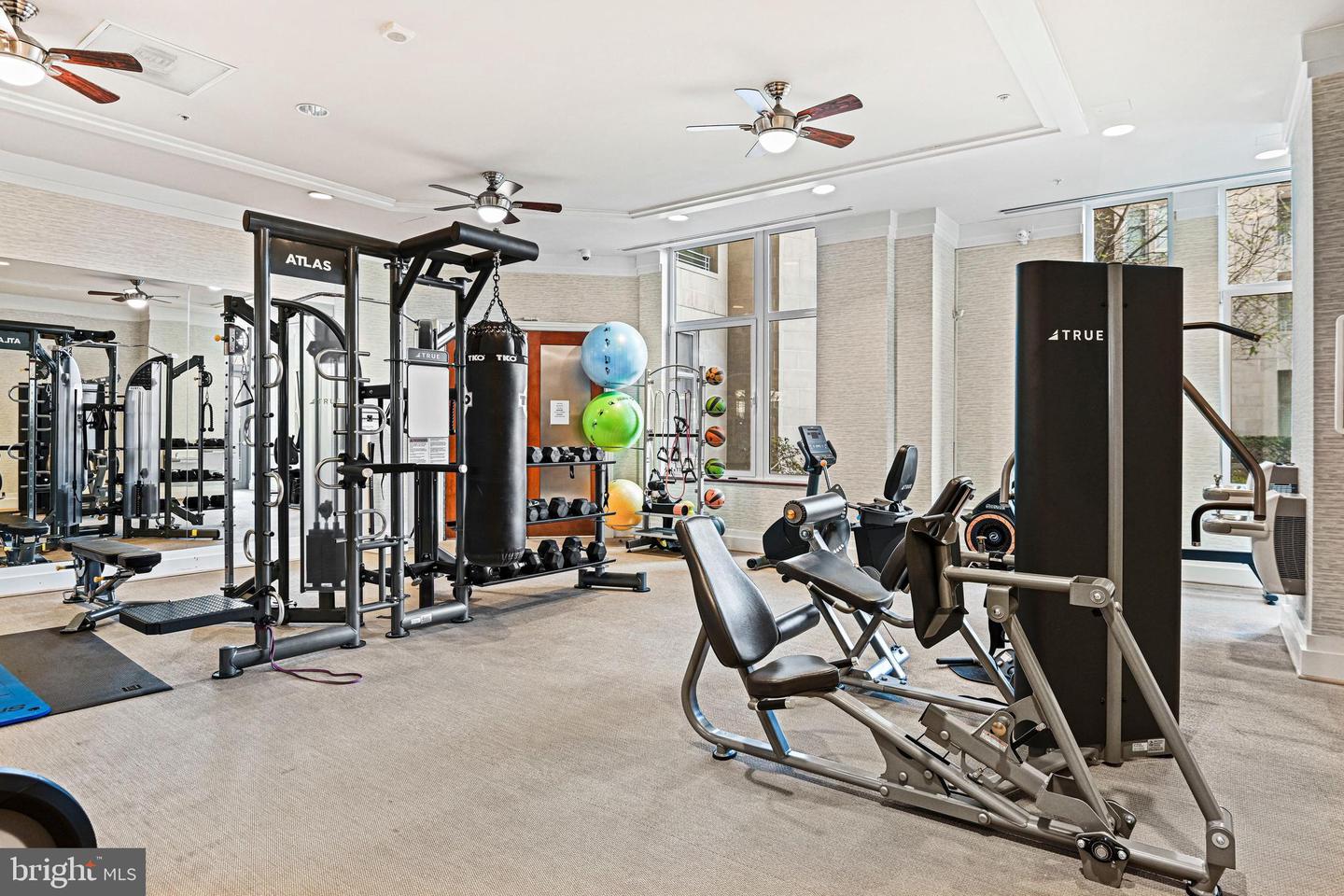 8220 CRESTWOOD HEIGHTS DR #812, MCLEAN, Virginia 22102, 2 Bedrooms Bedrooms, ,2 BathroomsBathrooms,Residential,For sale,8220 CRESTWOOD HEIGHTS DR #812,VAFX2289916 MLS # VAFX2289916