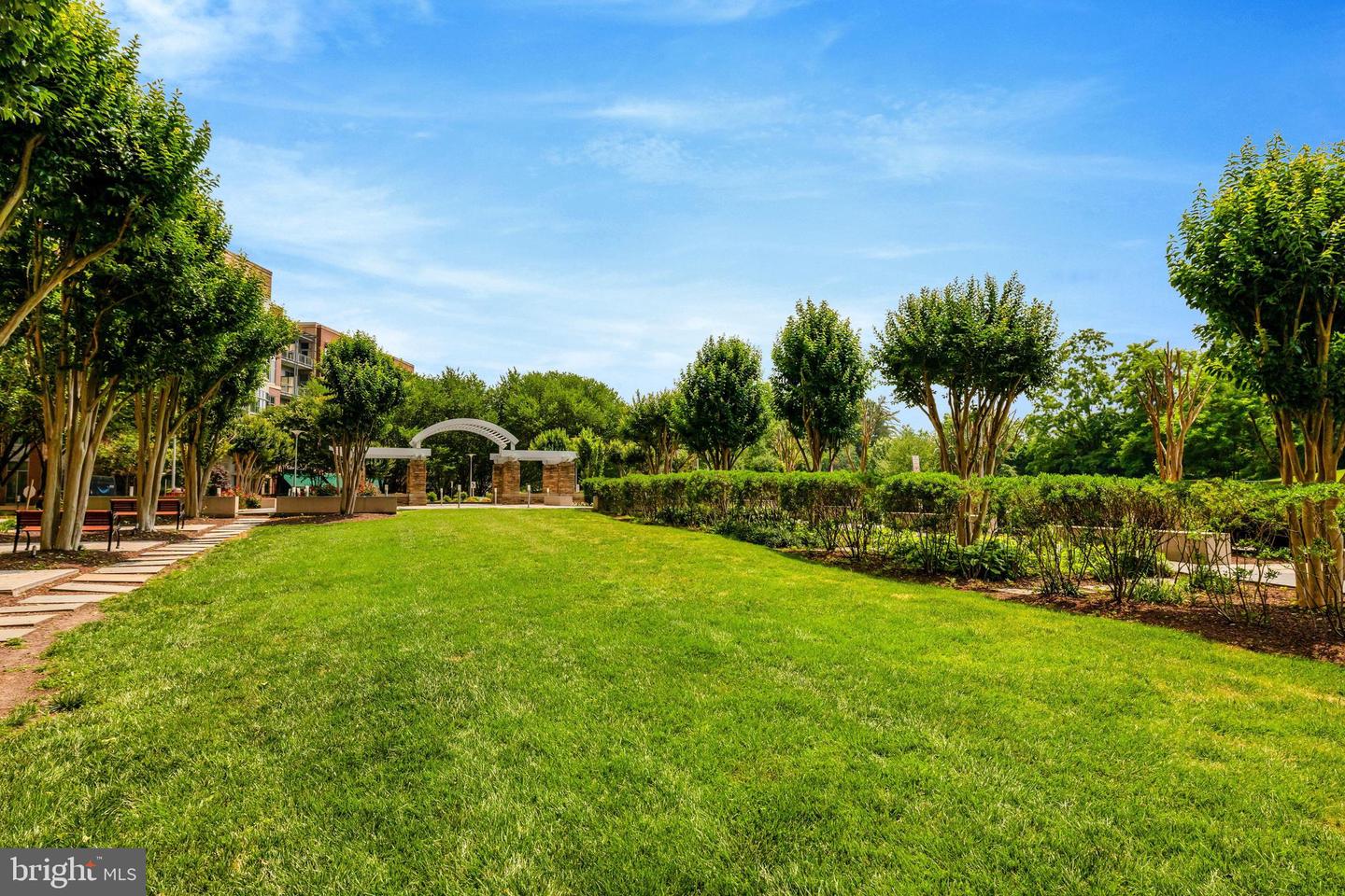 8220 CRESTWOOD HEIGHTS DR #812, MCLEAN, Virginia 22102, 2 Bedrooms Bedrooms, ,2 BathroomsBathrooms,Residential,For sale,8220 CRESTWOOD HEIGHTS DR #812,VAFX2289916 MLS # VAFX2289916