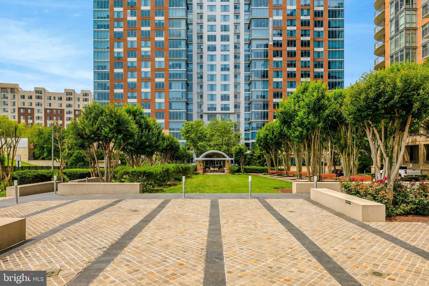 8220 CRESTWOOD HEIGHTS DR #812, MCLEAN, Virginia 22102, 2 Bedrooms Bedrooms, ,2 BathroomsBathrooms,Residential,For sale,8220 CRESTWOOD HEIGHTS DR #812,VAFX2289916 MLS # VAFX2289916
