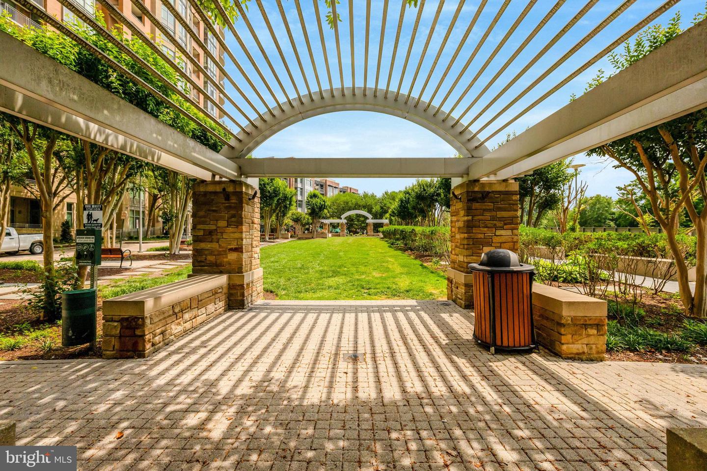 8220 CRESTWOOD HEIGHTS DR #812, MCLEAN, Virginia 22102, 2 Bedrooms Bedrooms, ,2 BathroomsBathrooms,Residential,For sale,8220 CRESTWOOD HEIGHTS DR #812,VAFX2289916 MLS # VAFX2289916