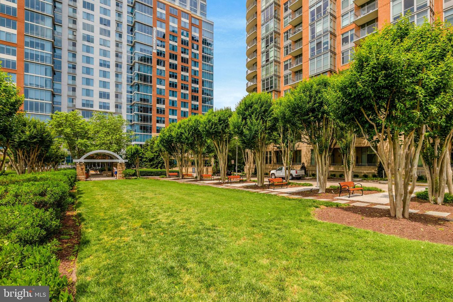 8220 CRESTWOOD HEIGHTS DR #812, MCLEAN, Virginia 22102, 2 Bedrooms Bedrooms, ,2 BathroomsBathrooms,Residential,For sale,8220 CRESTWOOD HEIGHTS DR #812,VAFX2289916 MLS # VAFX2289916