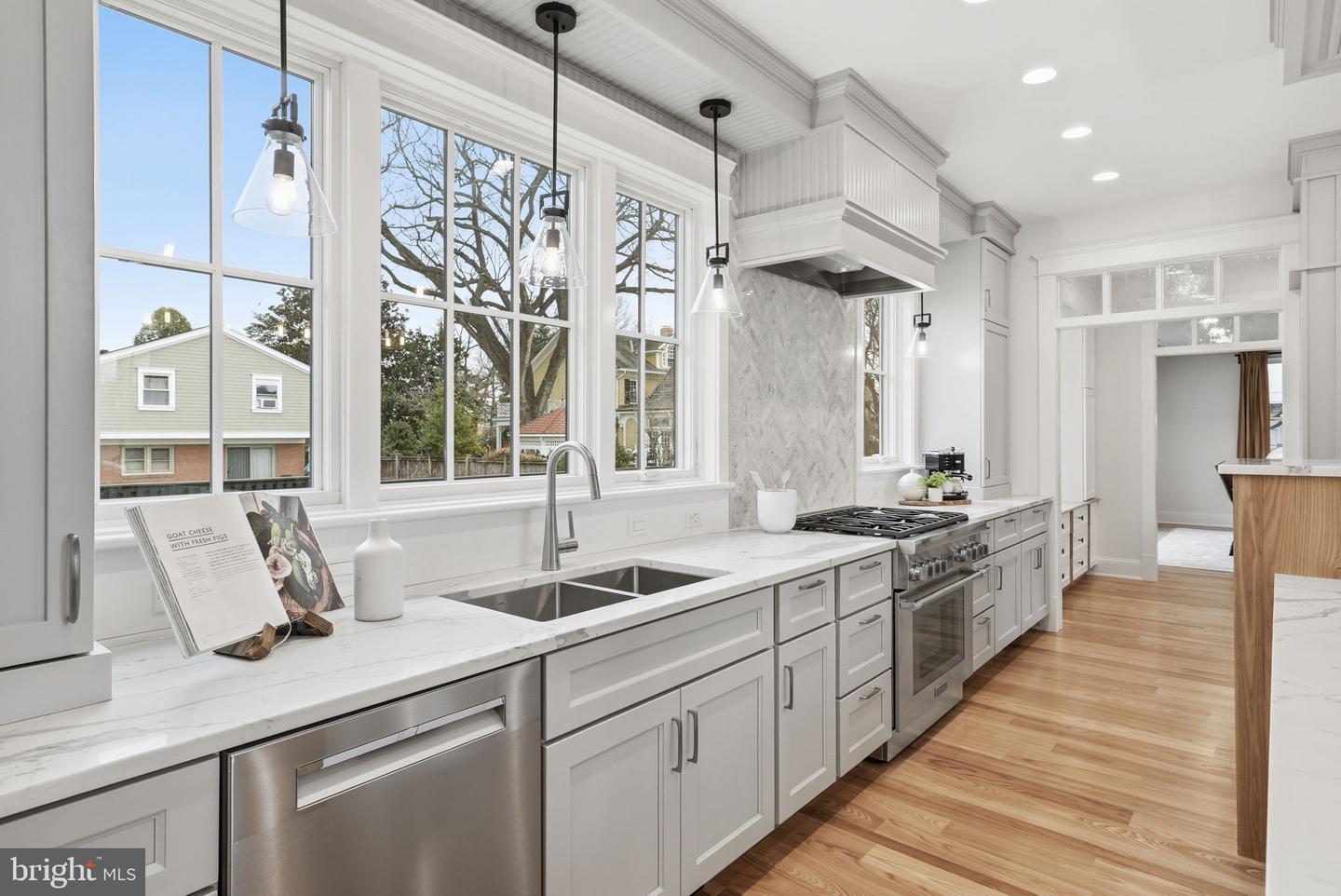 605 HILLTOP TER, ALEXANDRIA, Virginia 22301, 6 Bedrooms Bedrooms, ,5 BathroomsBathrooms,Residential,For sale,605 HILLTOP TER,VAAX2054036 MLS # VAAX2054036