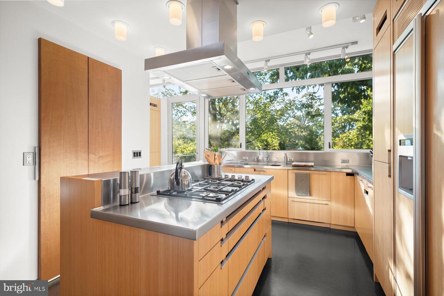 2533 N RIDGEVIEW RD, ARLINGTON, Virginia 22207, 6 Bedrooms Bedrooms, ,5 BathroomsBathrooms,Residential,For sale,2533 N RIDGEVIEW RD,VAAR2063684 MLS # VAAR2063684