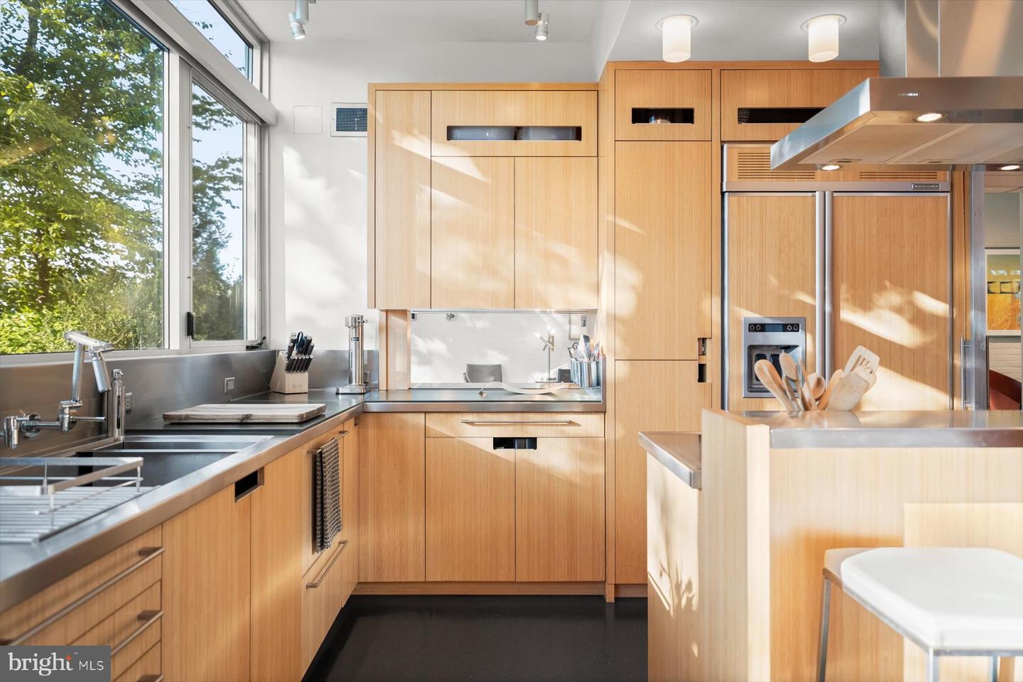 2533 N RIDGEVIEW RD, ARLINGTON, Virginia 22207, 6 Bedrooms Bedrooms, ,5 BathroomsBathrooms,Residential,For sale,2533 N RIDGEVIEW RD,VAAR2063684 MLS # VAAR2063684