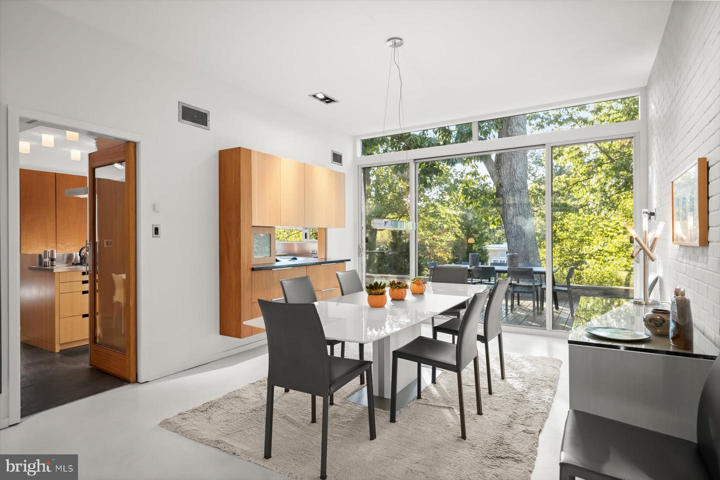 2533 N RIDGEVIEW RD, ARLINGTON, Virginia 22207, 6 Bedrooms Bedrooms, ,5 BathroomsBathrooms,Residential,For sale,2533 N RIDGEVIEW RD,VAAR2063684 MLS # VAAR2063684