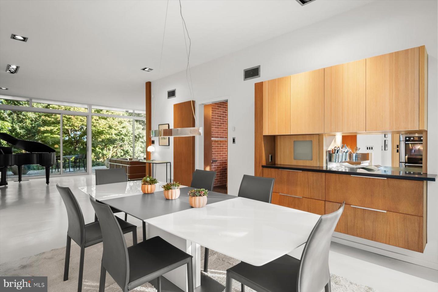 2533 N RIDGEVIEW RD, ARLINGTON, Virginia 22207, 6 Bedrooms Bedrooms, ,5 BathroomsBathrooms,Residential,For sale,2533 N RIDGEVIEW RD,VAAR2063684 MLS # VAAR2063684