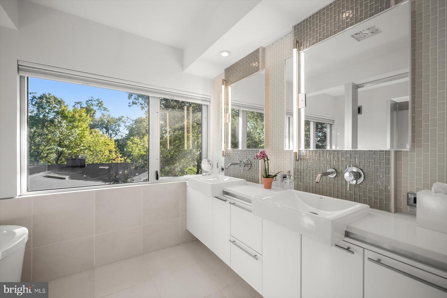 2533 N RIDGEVIEW RD, ARLINGTON, Virginia 22207, 6 Bedrooms Bedrooms, ,5 BathroomsBathrooms,Residential,For sale,2533 N RIDGEVIEW RD,VAAR2063684 MLS # VAAR2063684