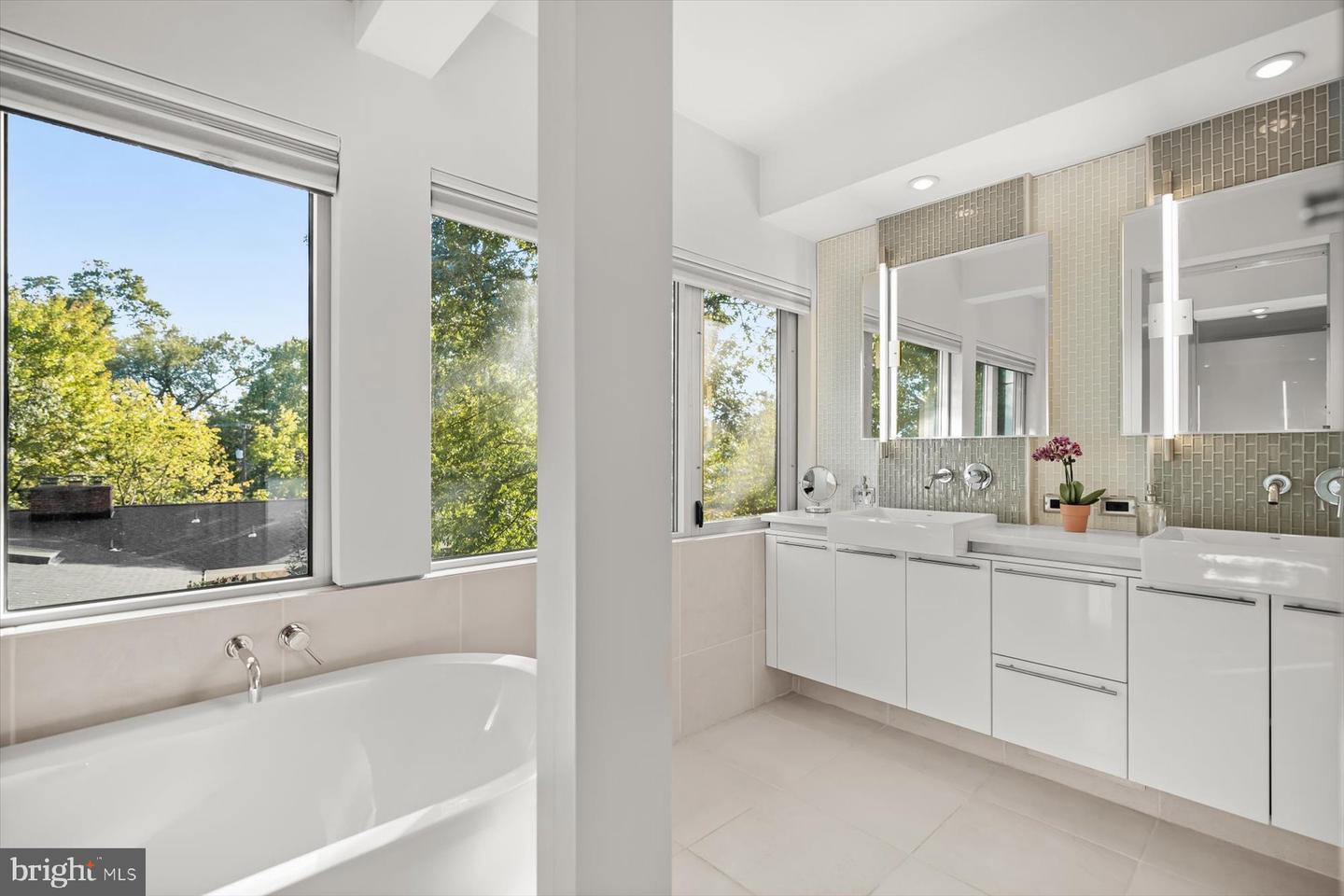 2533 N RIDGEVIEW RD, ARLINGTON, Virginia 22207, 6 Bedrooms Bedrooms, ,5 BathroomsBathrooms,Residential,For sale,2533 N RIDGEVIEW RD,VAAR2063684 MLS # VAAR2063684