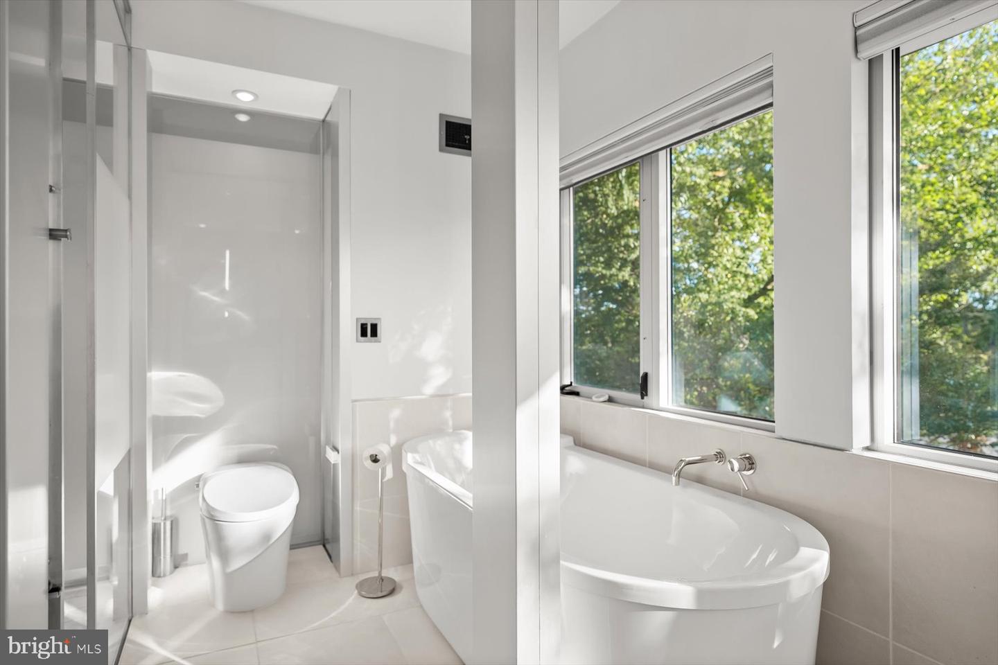 2533 N RIDGEVIEW RD, ARLINGTON, Virginia 22207, 6 Bedrooms Bedrooms, ,5 BathroomsBathrooms,Residential,For sale,2533 N RIDGEVIEW RD,VAAR2063684 MLS # VAAR2063684