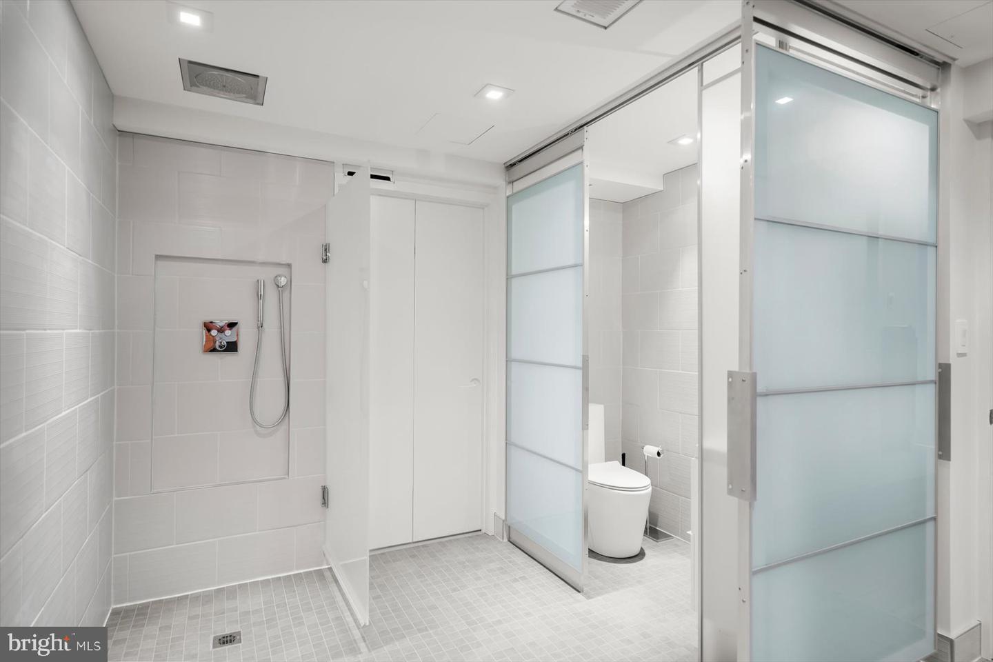 2533 N RIDGEVIEW RD, ARLINGTON, Virginia 22207, 6 Bedrooms Bedrooms, ,5 BathroomsBathrooms,Residential,For sale,2533 N RIDGEVIEW RD,VAAR2063684 MLS # VAAR2063684