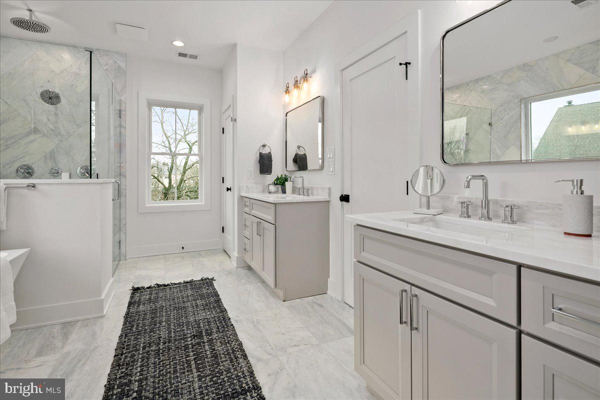 3411 17TH ST N, ARLINGTON, Virginia 22207, 5 Bedrooms Bedrooms, ,4 BathroomsBathrooms,Residential,For sale,3411 17TH ST N,VAAR2067438 MLS # VAAR2067438