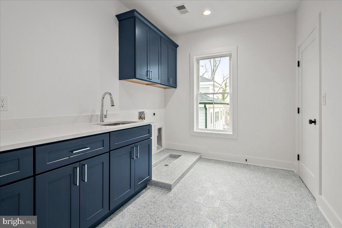 3411 17TH ST N, ARLINGTON, Virginia 22207, 5 Bedrooms Bedrooms, ,4 BathroomsBathrooms,Residential,For sale,3411 17TH ST N,VAAR2067438 MLS # VAAR2067438