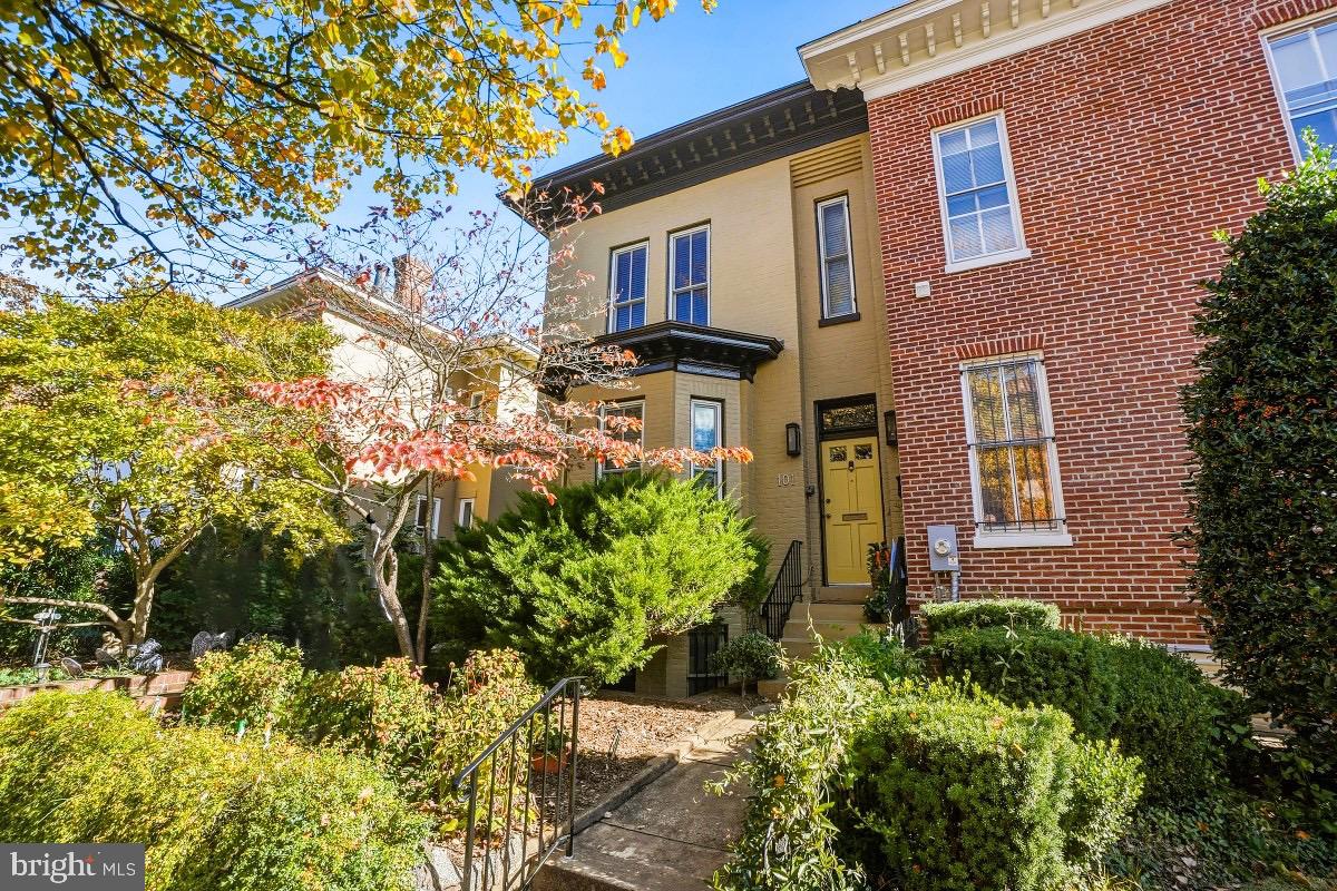 101 6TH ST NE, WASHINGTON, District Of Columbia 20002, 4 Bedrooms Bedrooms, 7 Rooms Rooms,3 BathroomsBathrooms,Residential,For sale,101 6TH ST NE,DCDC2241396 MLS # DCDC2241396