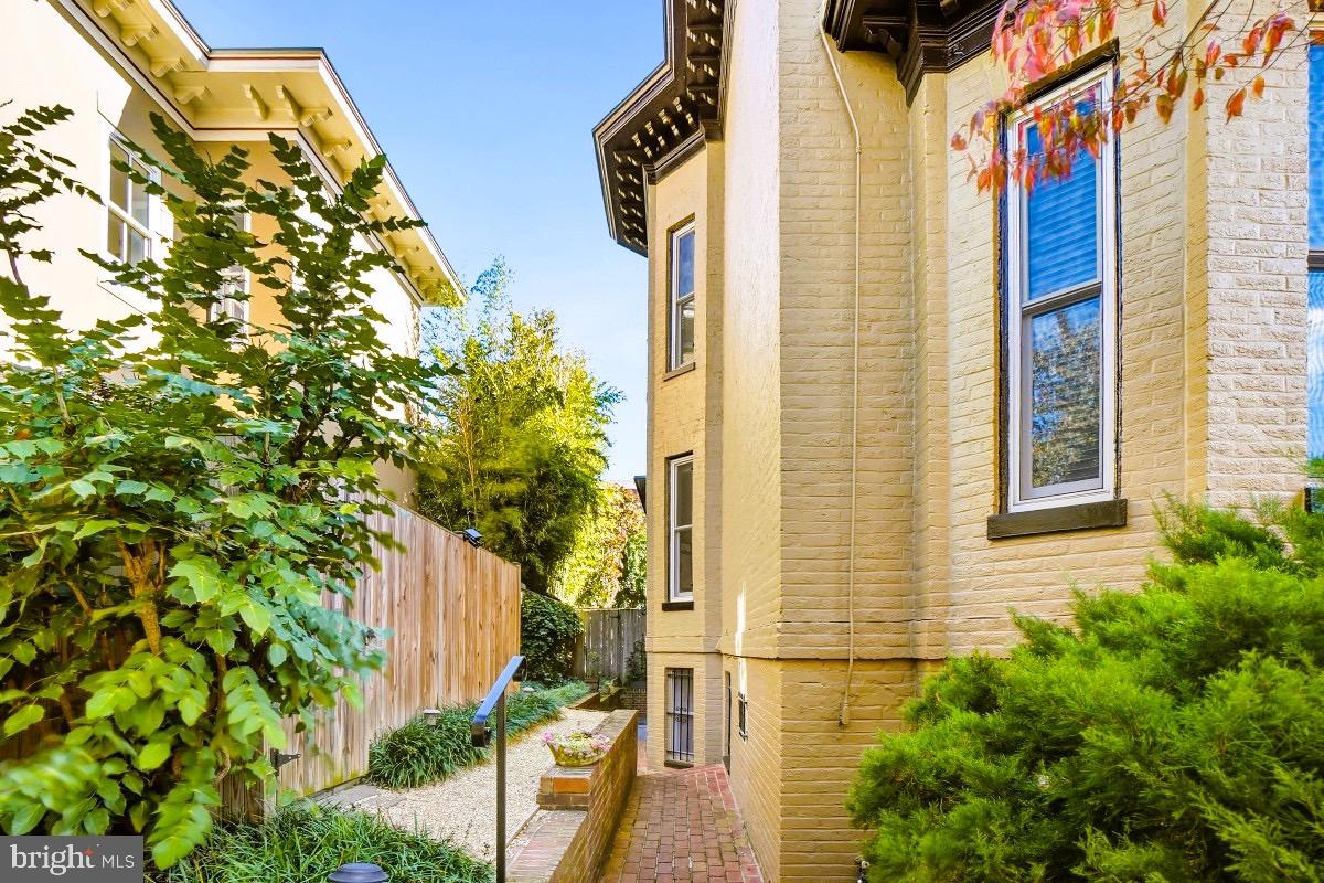 101 6TH ST NE, WASHINGTON, District Of Columbia 20002, 4 Bedrooms Bedrooms, 7 Rooms Rooms,3 BathroomsBathrooms,Residential,For sale,101 6TH ST NE,DCDC2241396 MLS # DCDC2241396