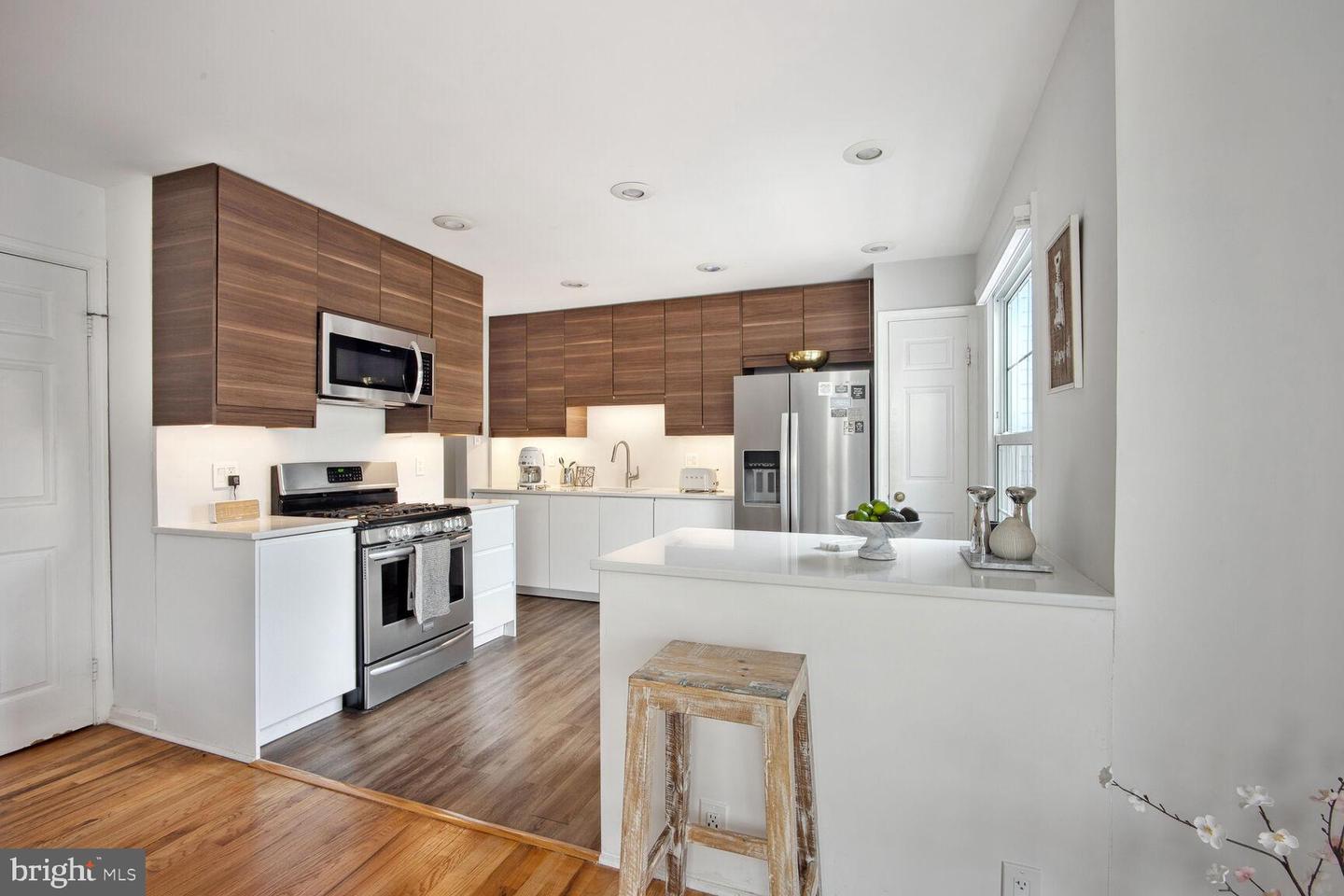 7136 LAKE COVE DR, ALEXANDRIA, Virginia 22315, 3 Bedrooms Bedrooms, 6 Rooms Rooms,2 BathroomsBathrooms,Residential,For sale,7136 LAKE COVE DR,VAFX2286994 MLS # VAFX2286994