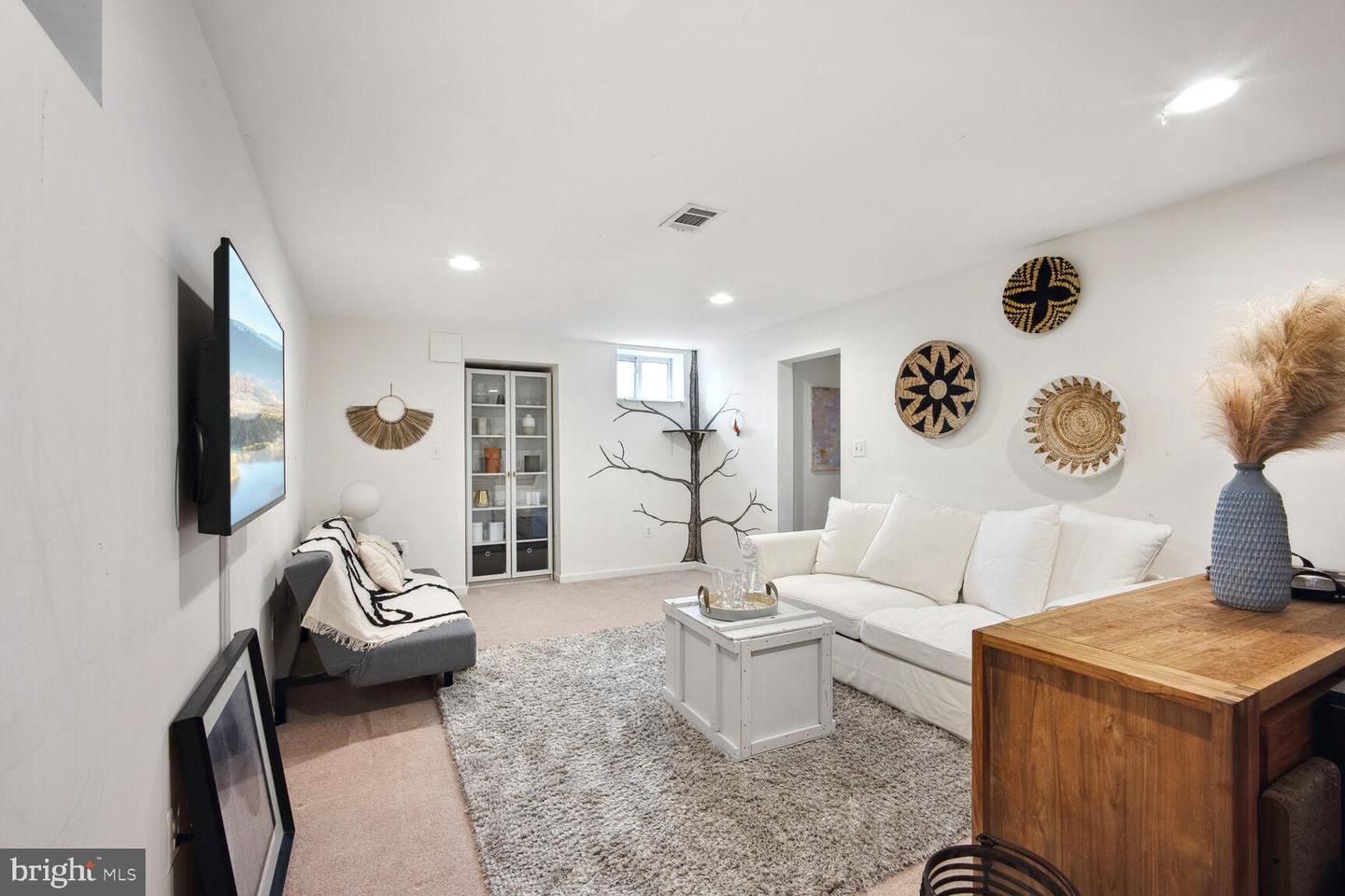 7136 LAKE COVE DR, ALEXANDRIA, Virginia 22315, 3 Bedrooms Bedrooms, 6 Rooms Rooms,2 BathroomsBathrooms,Residential,For sale,7136 LAKE COVE DR,VAFX2286994 MLS # VAFX2286994