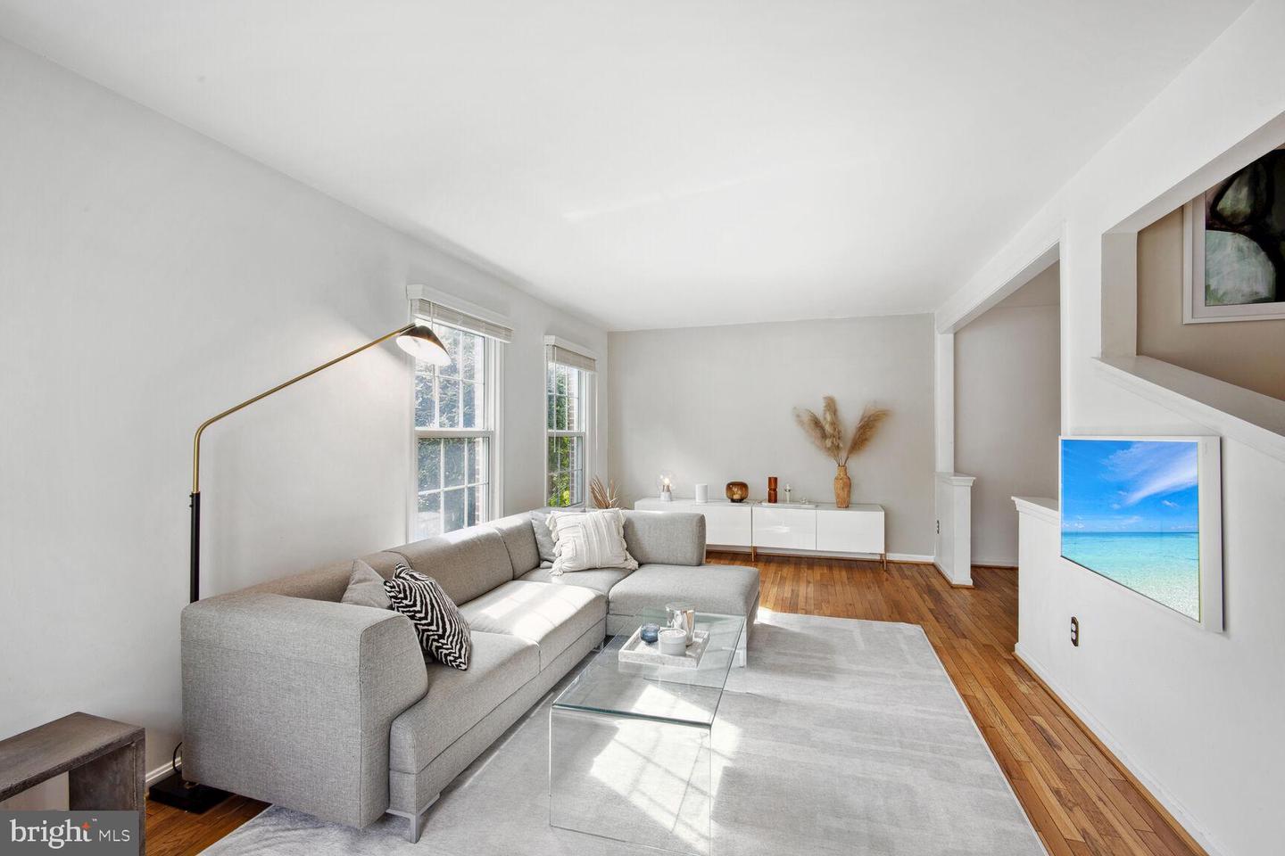 7136 LAKE COVE DR, ALEXANDRIA, Virginia 22315, 3 Bedrooms Bedrooms, 6 Rooms Rooms,2 BathroomsBathrooms,Residential,For sale,7136 LAKE COVE DR,VAFX2286994 MLS # VAFX2286994