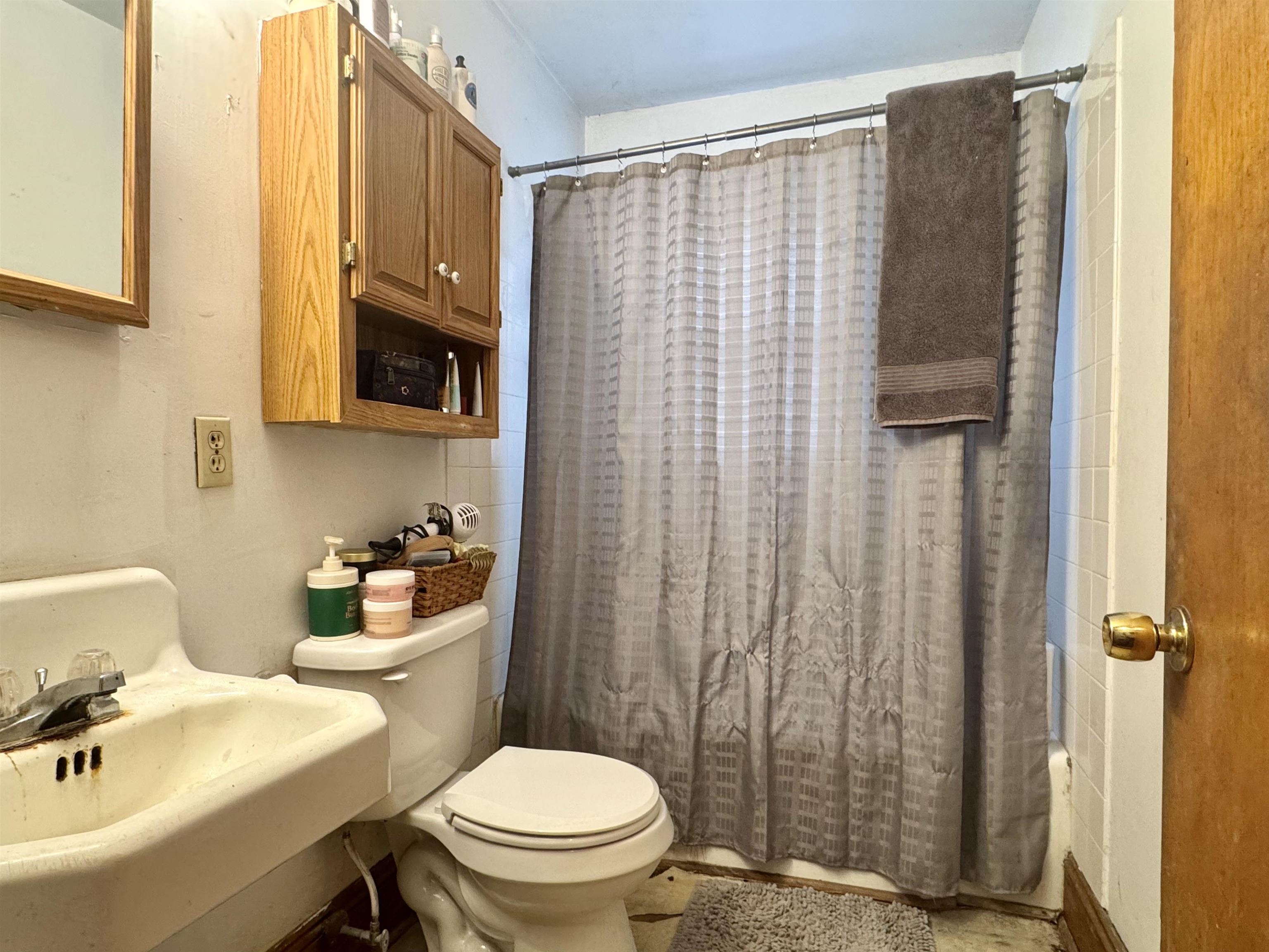 206 E BANK ST, BRIDGEWATER, Virginia 22812, 2 Bedrooms Bedrooms, ,1 BathroomBathrooms,Residential,206 E BANK ST,673938 MLS # 673938