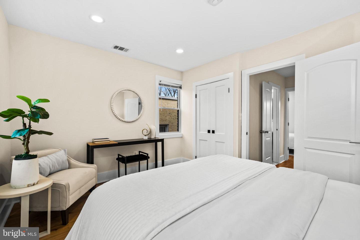 1742 L ST NE, WASHINGTON, District Of Columbia 20002, 2 Bedrooms Bedrooms, ,1 BathroomBathrooms,Residential,For sale,1742 L ST NE,DCDC2243140 MLS # DCDC2243140