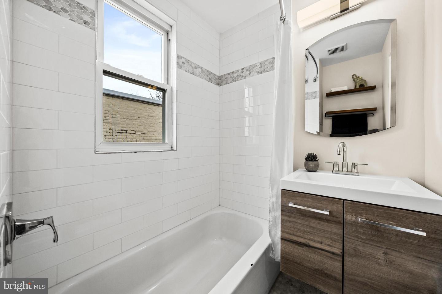 1742 L ST NE, WASHINGTON, District Of Columbia 20002, 2 Bedrooms Bedrooms, ,1 BathroomBathrooms,Residential,For sale,1742 L ST NE,DCDC2243140 MLS # DCDC2243140